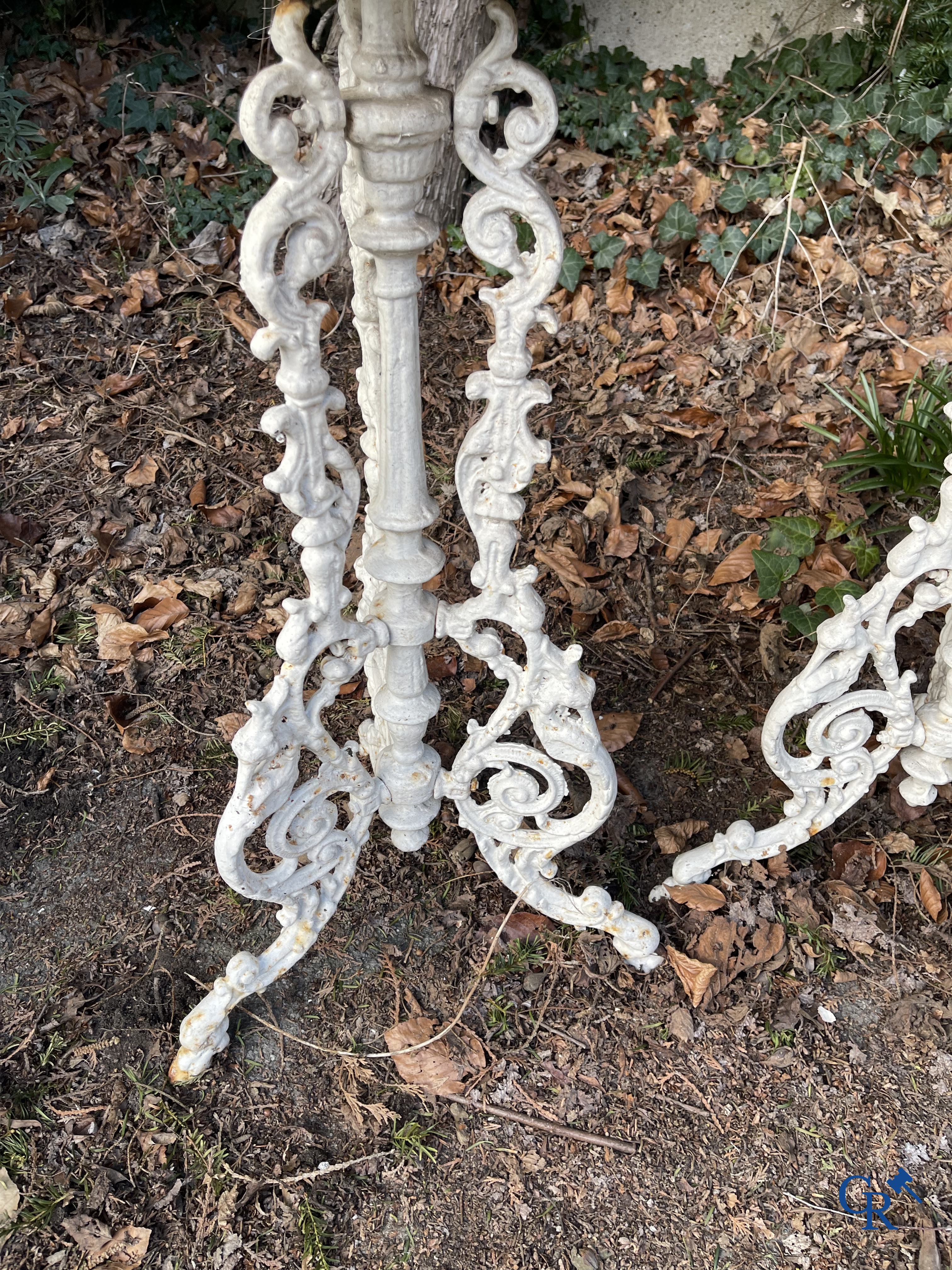 Een reeks van 6 tuinstoelen en 3 geuridons in gietijzer, een metalen tuinbankje bijgevoegd.