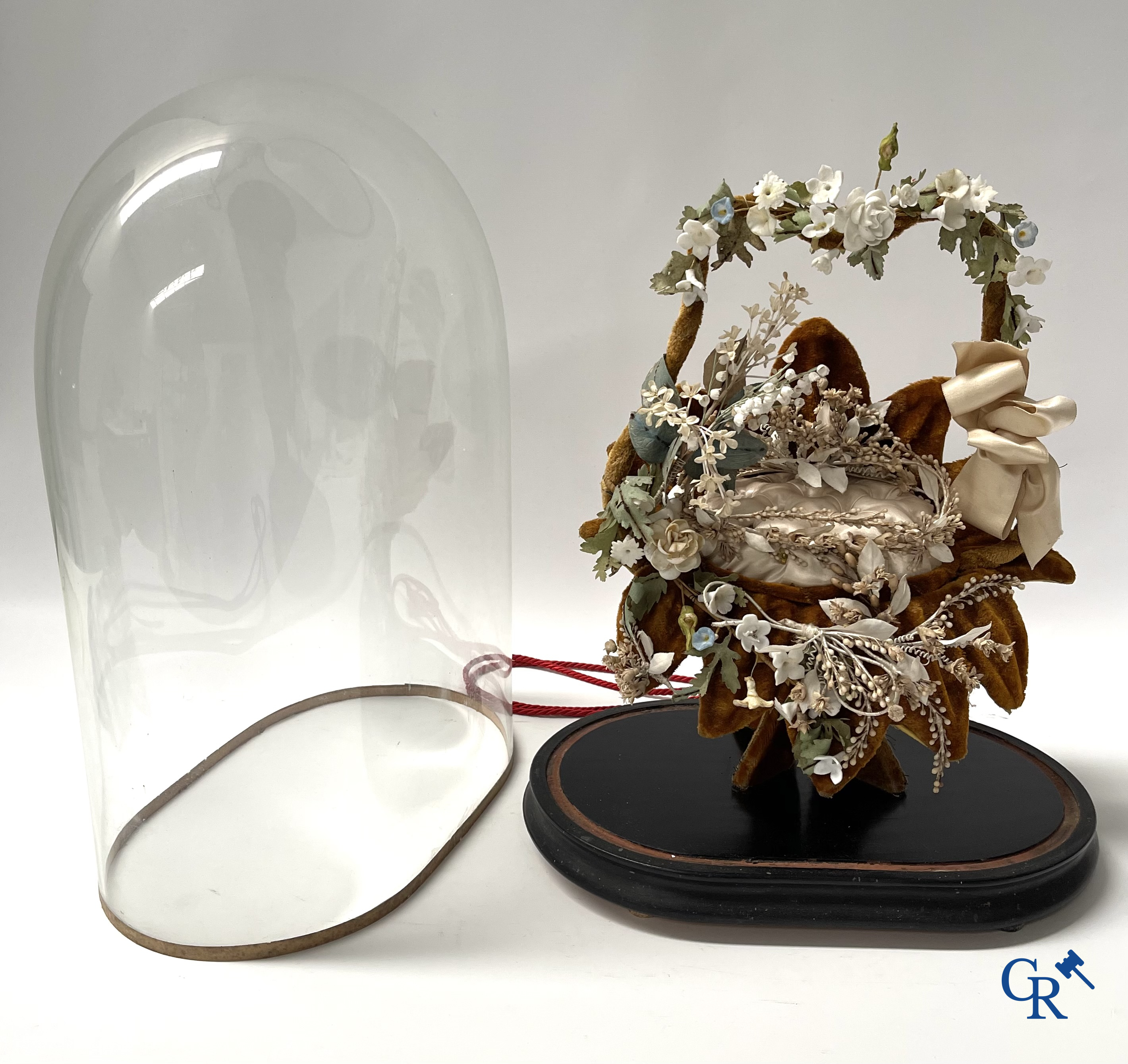 2 exceptional globes in glass with a wedding bouquet in basket shape, decorated with flowers in fine porcelain. Circa 1900.