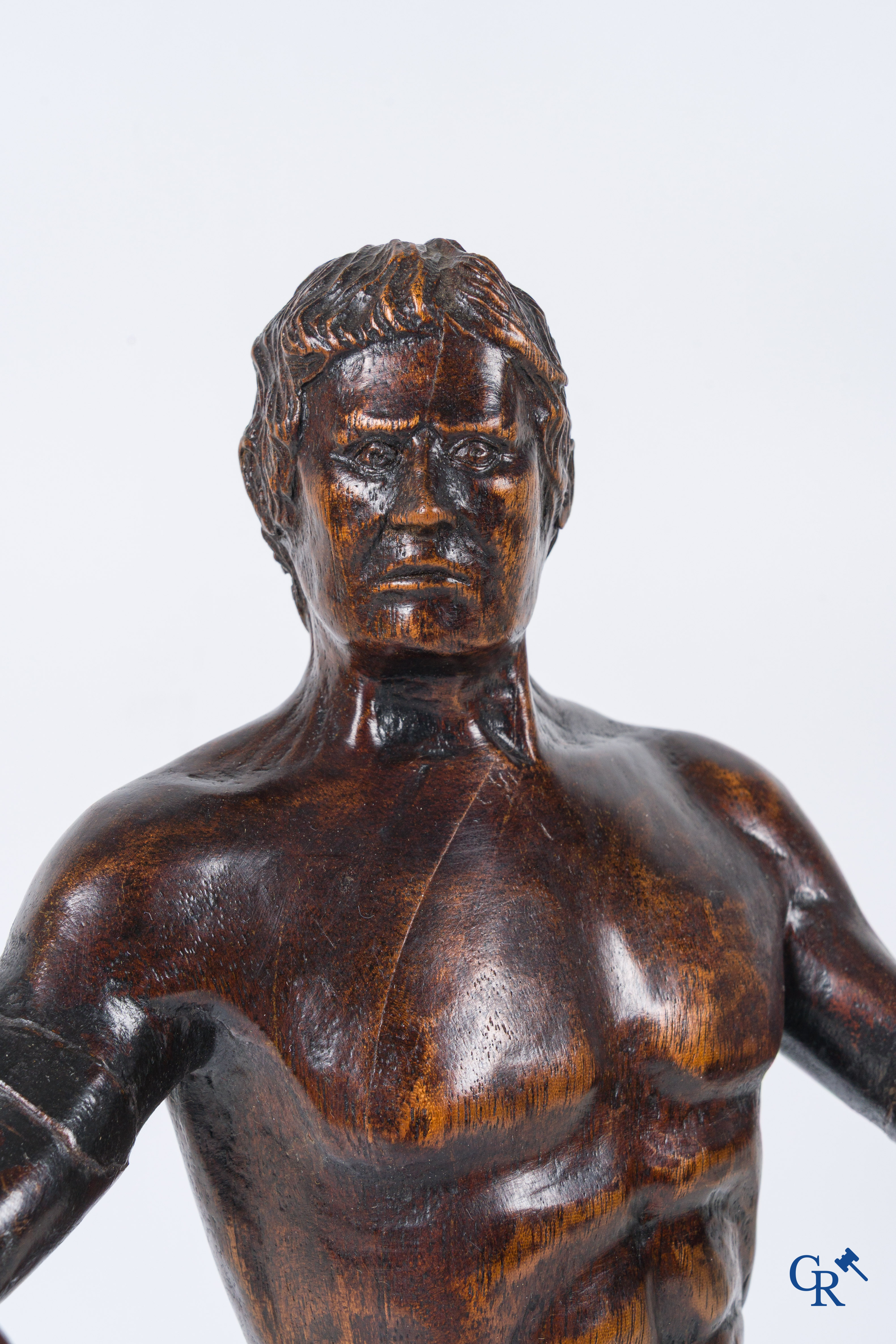 Een houten gesculpteerd model van een staande man. Duitsland of Italië, 18e-19de eeuw.