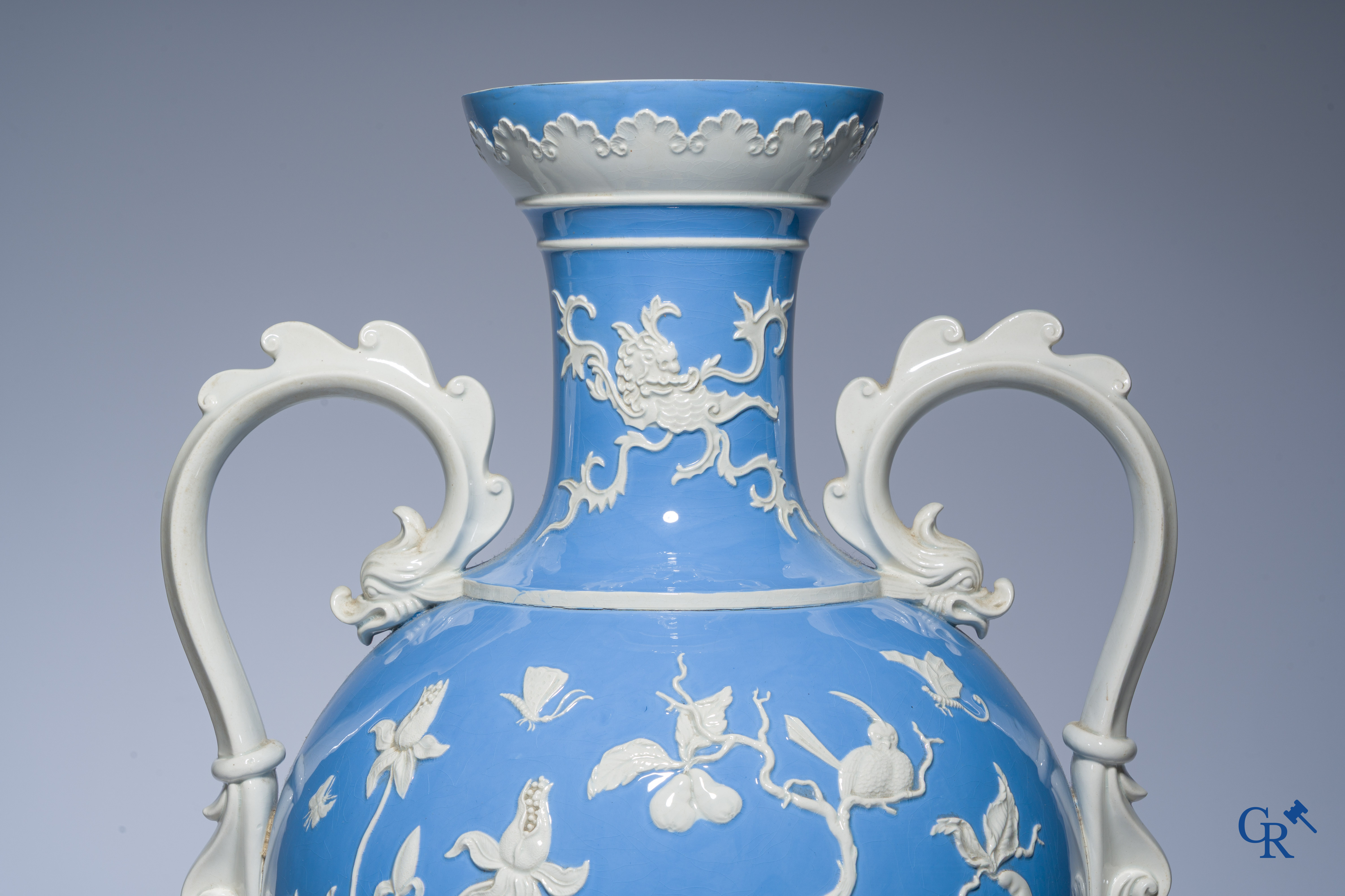 Exceptional and imposing vase in faience with an Asian decor. In the style of Wedgwood or Mintons. 19th century.