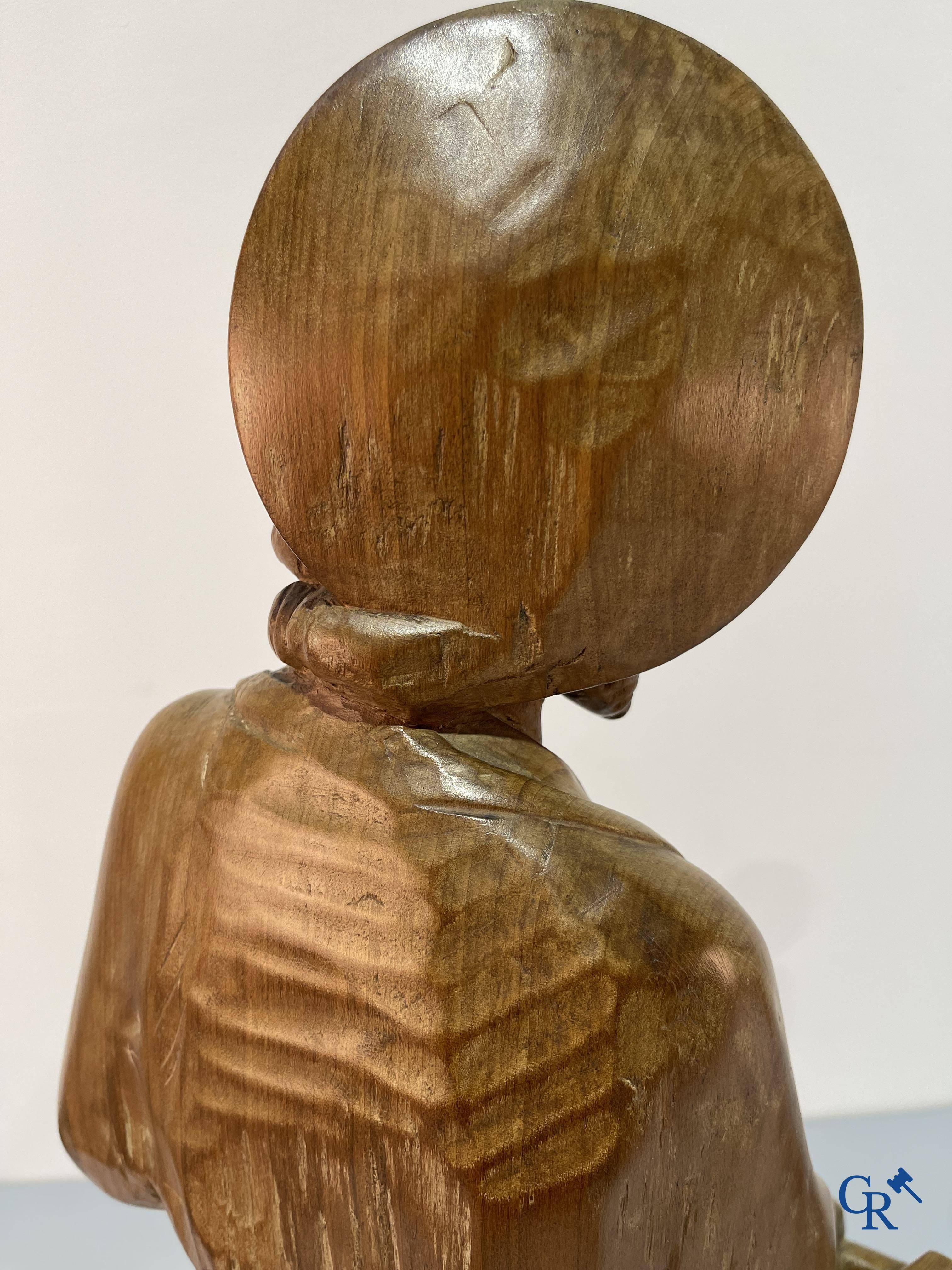 Une rare représentation en bois sculptée de Saint-Joseph avec l'enfant Jésus dans l'atelier du menuisier. Vers 1940.