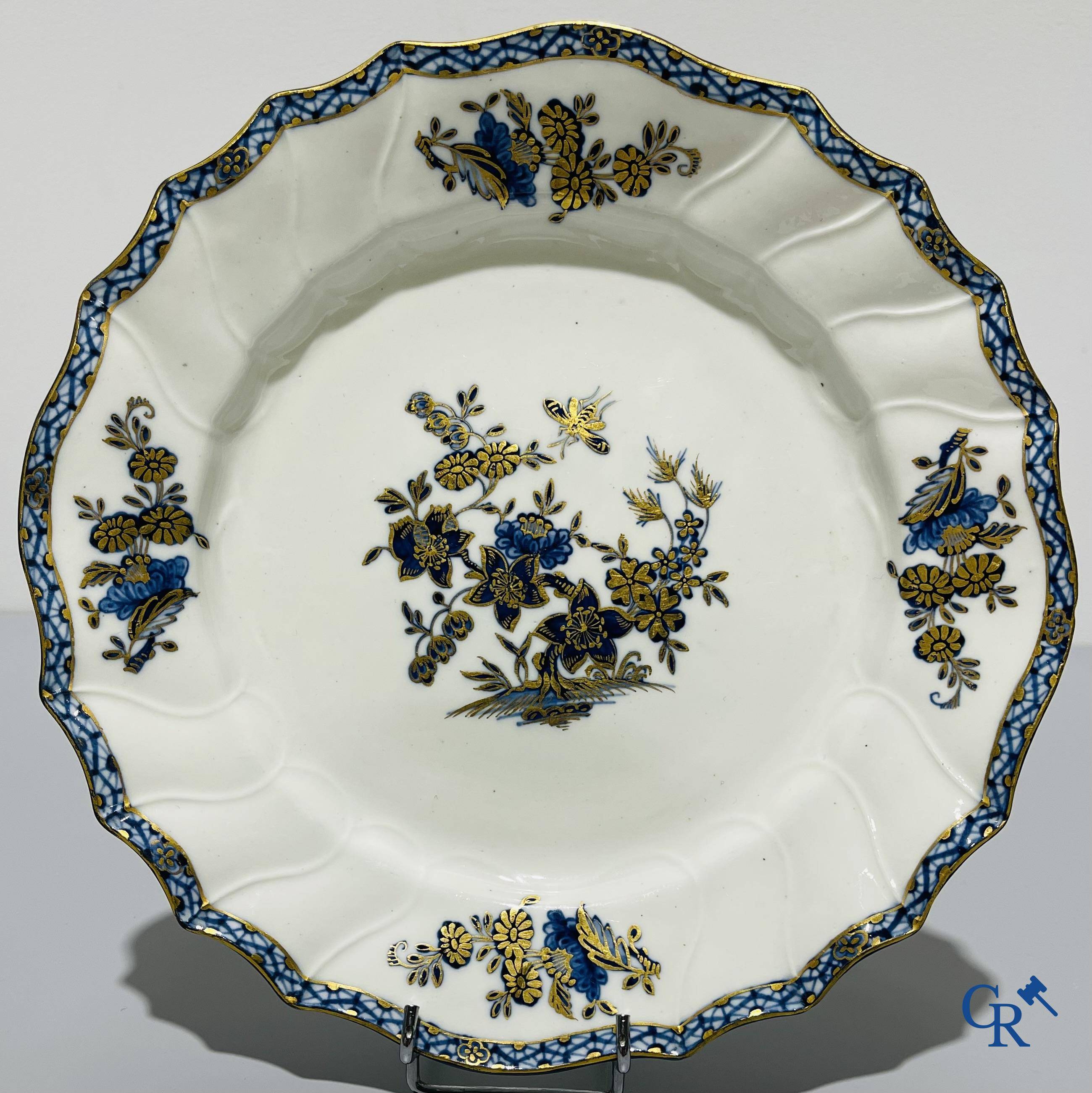 Porcelaine européenne, Tournai. 2 assiettes finement décorées et dorées aux fleurs et décor d'insectes.