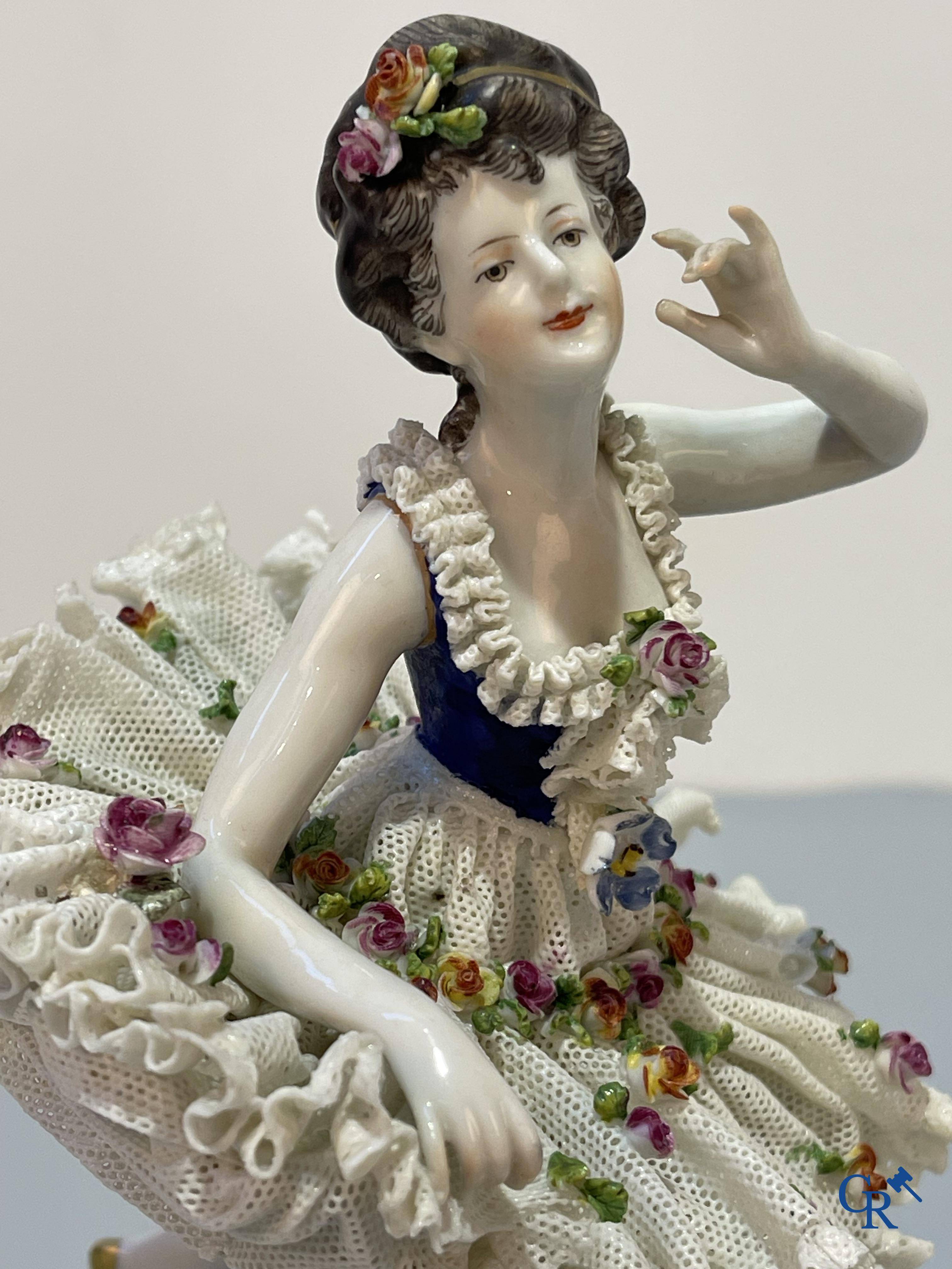 Porcelaine européenne, Ludwigsburg, danseuse en porcelaine en dentelle "lace porcelain" allemande finement décorée.