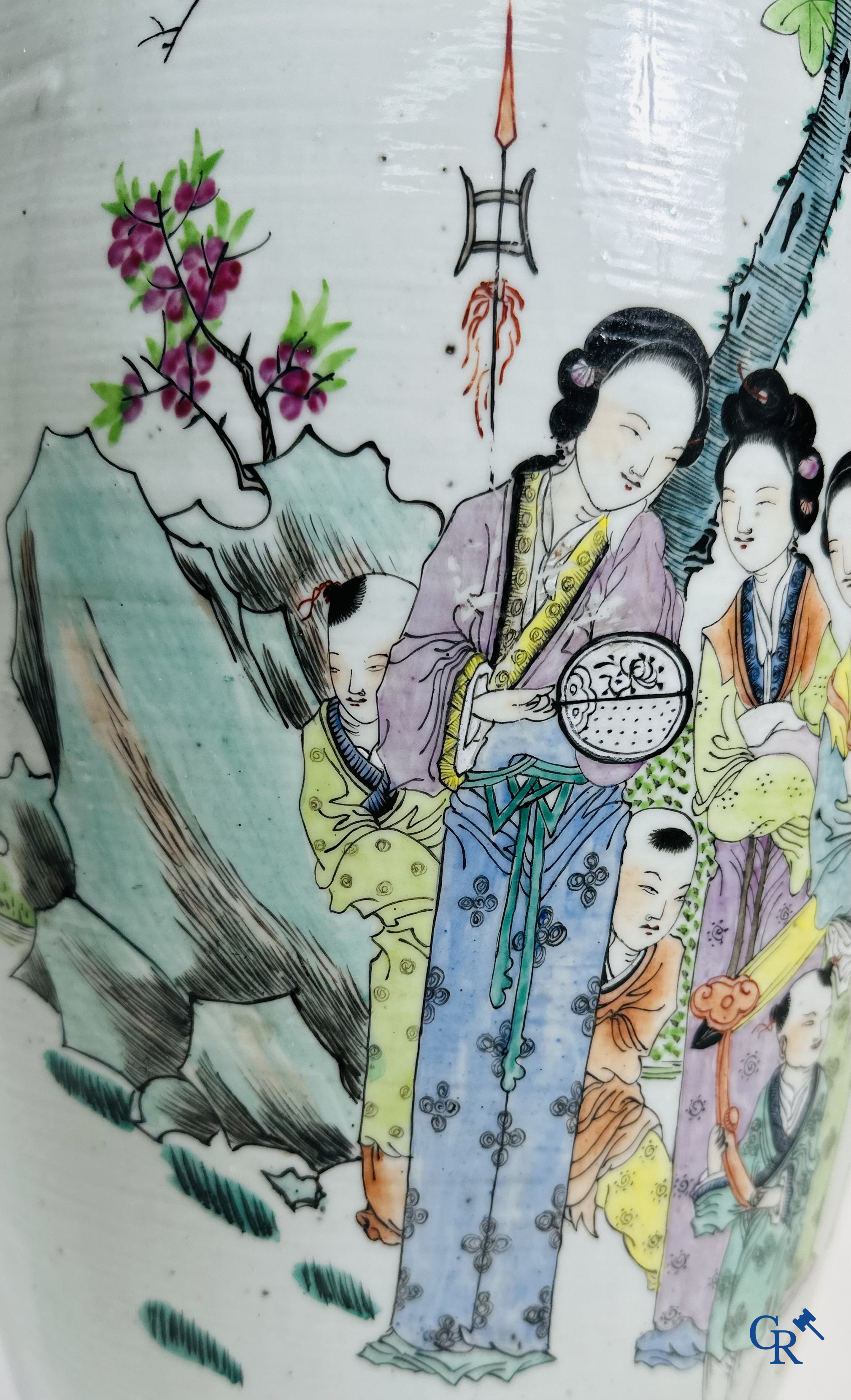 Chinees Porselein: Chinese vaas met een dubbel decor van personages en antiquiteiten.