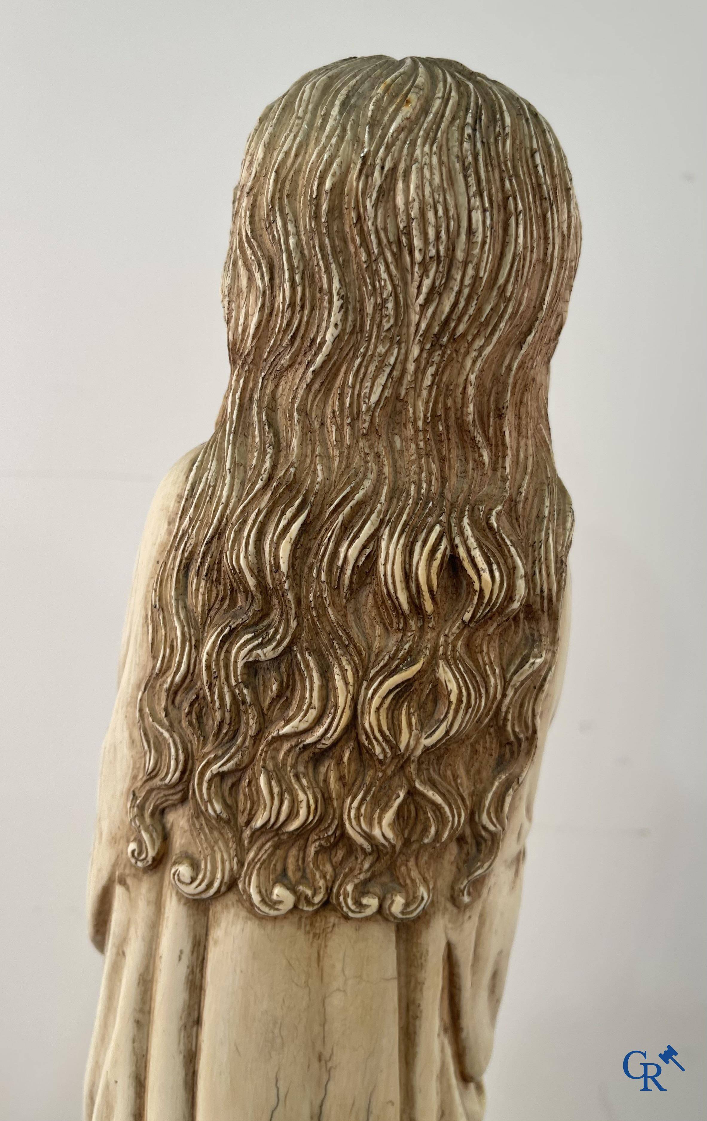 Représentation en ivoire de Sainte Catherine avec l'empereur Maxence sur un piédestal néo-gothique en bois. 