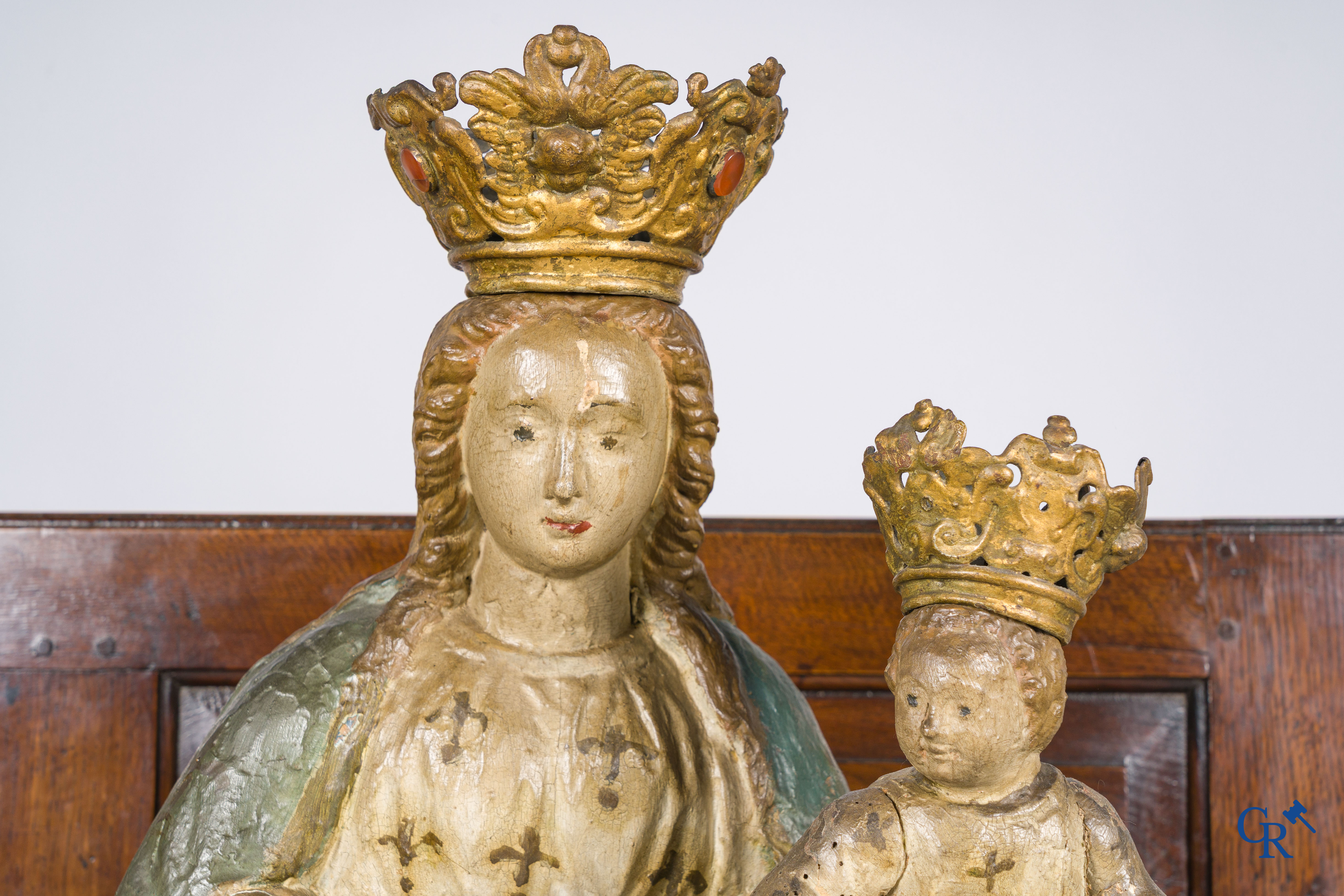 Houten gepolychromeerd Barok heiligbeeld van Maria met kind. De Kroon ingelegd met een amberachtig gesteente.