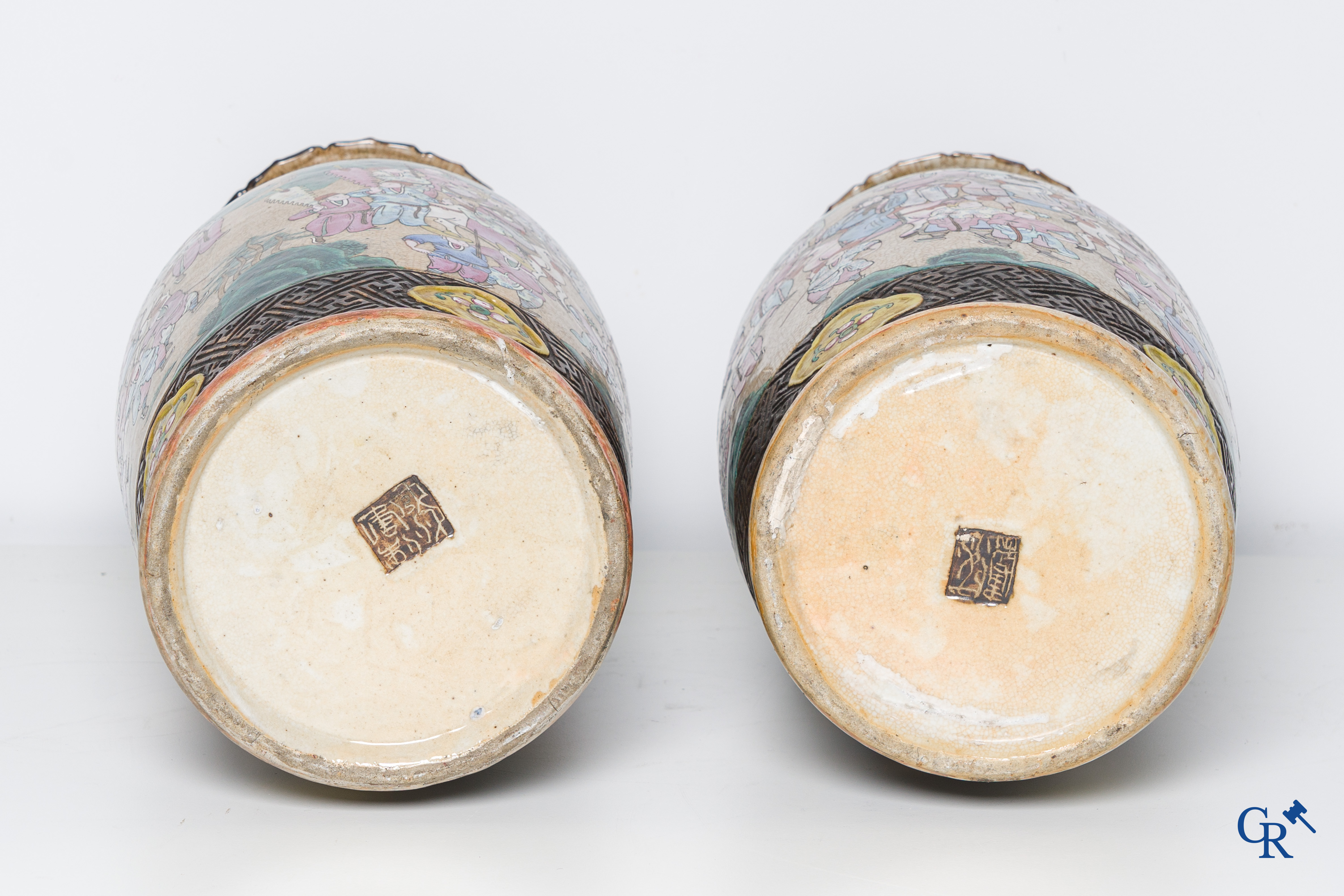 Aziatica, Chinees porselein, een paar Nanking vazen met een decor van krijgers.