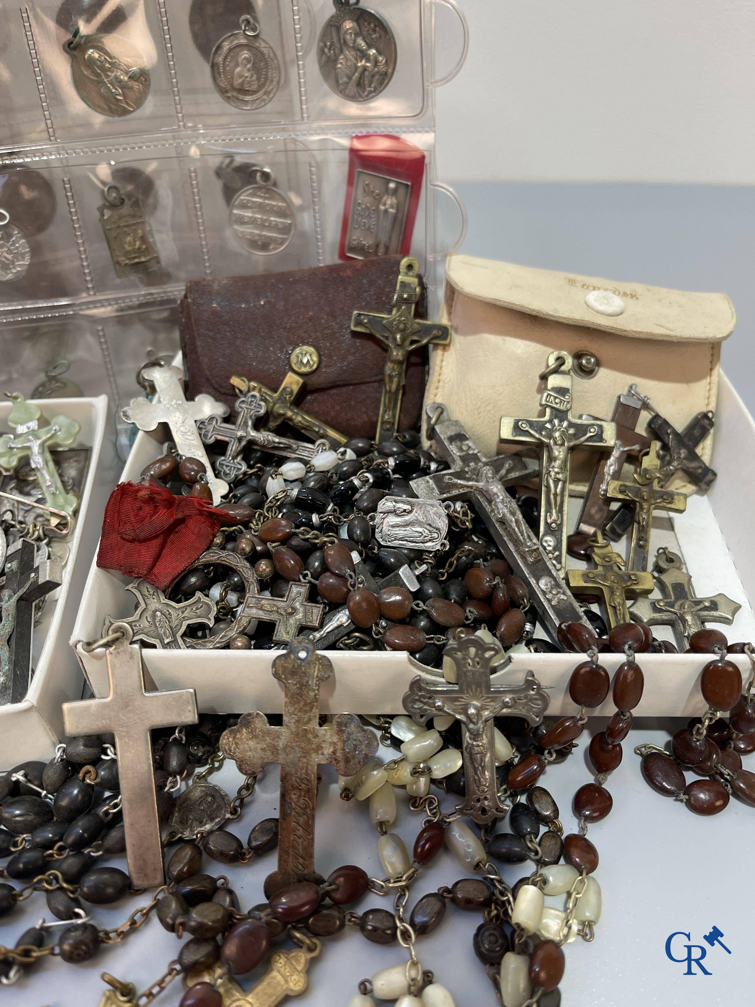 A lot with various religious objects and brocante. Including 2 frames in sepiolite, ex voto hearts, etc.
