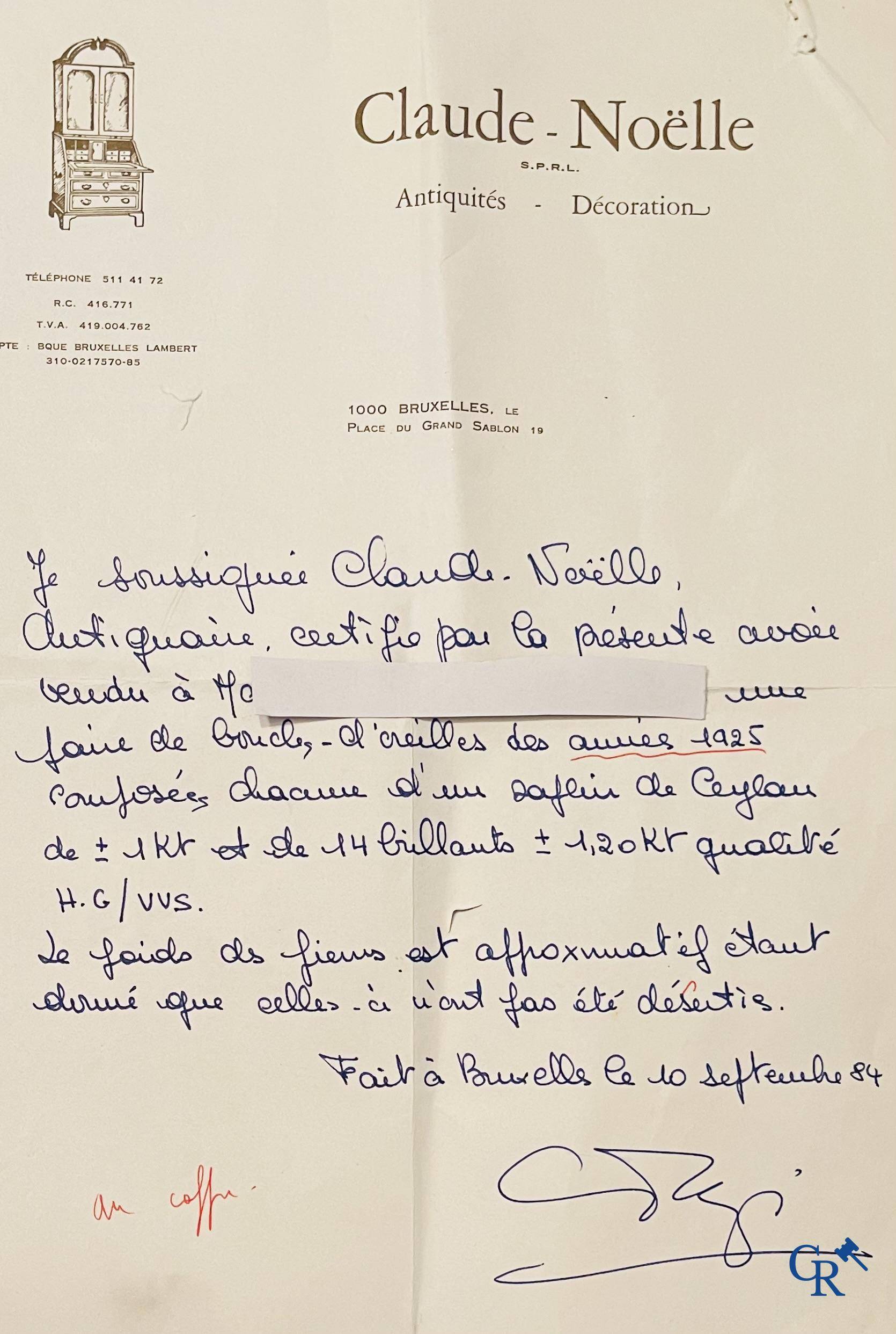 Juwelen, een mooi paar Art Deco oorringen in witgoud 750°/00 elk bezet met een saffier en 14 briljanten.