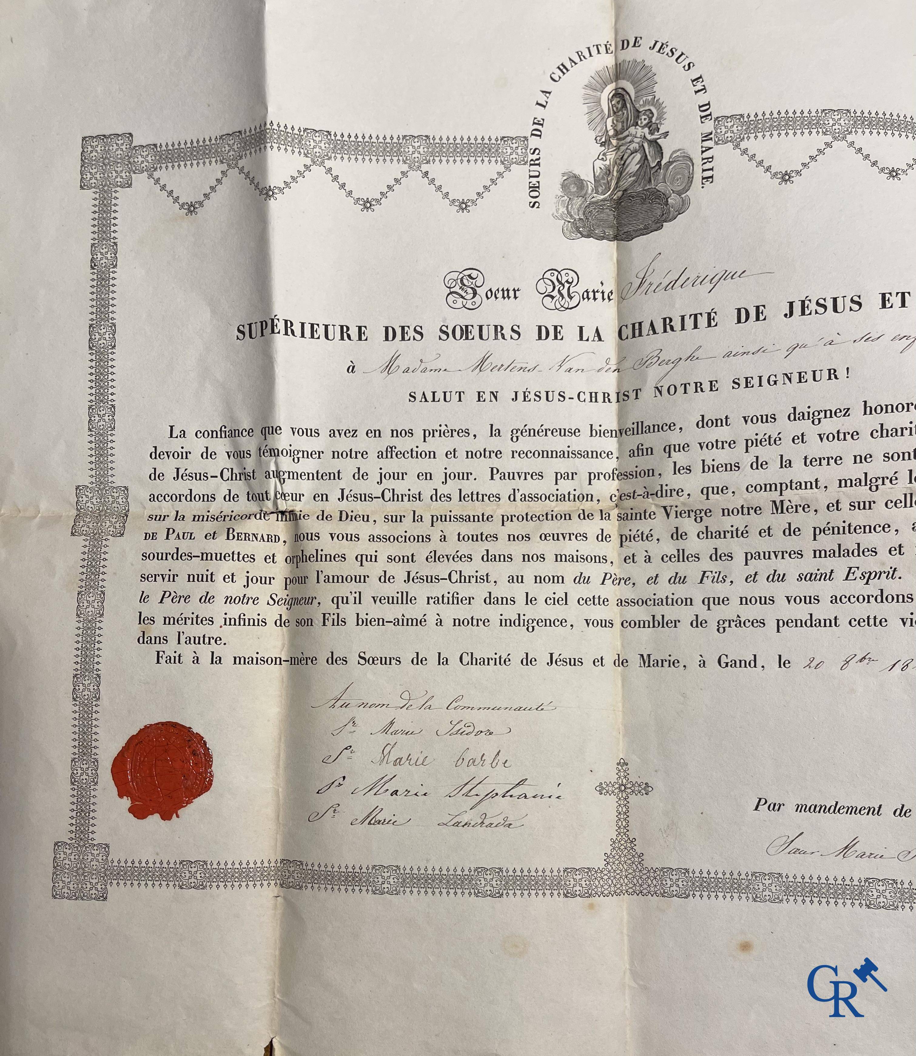 Objets religieux, un lot de 4 thecas scellés qui contiennent ensemble 23 reliques et plusieurs cedulas.