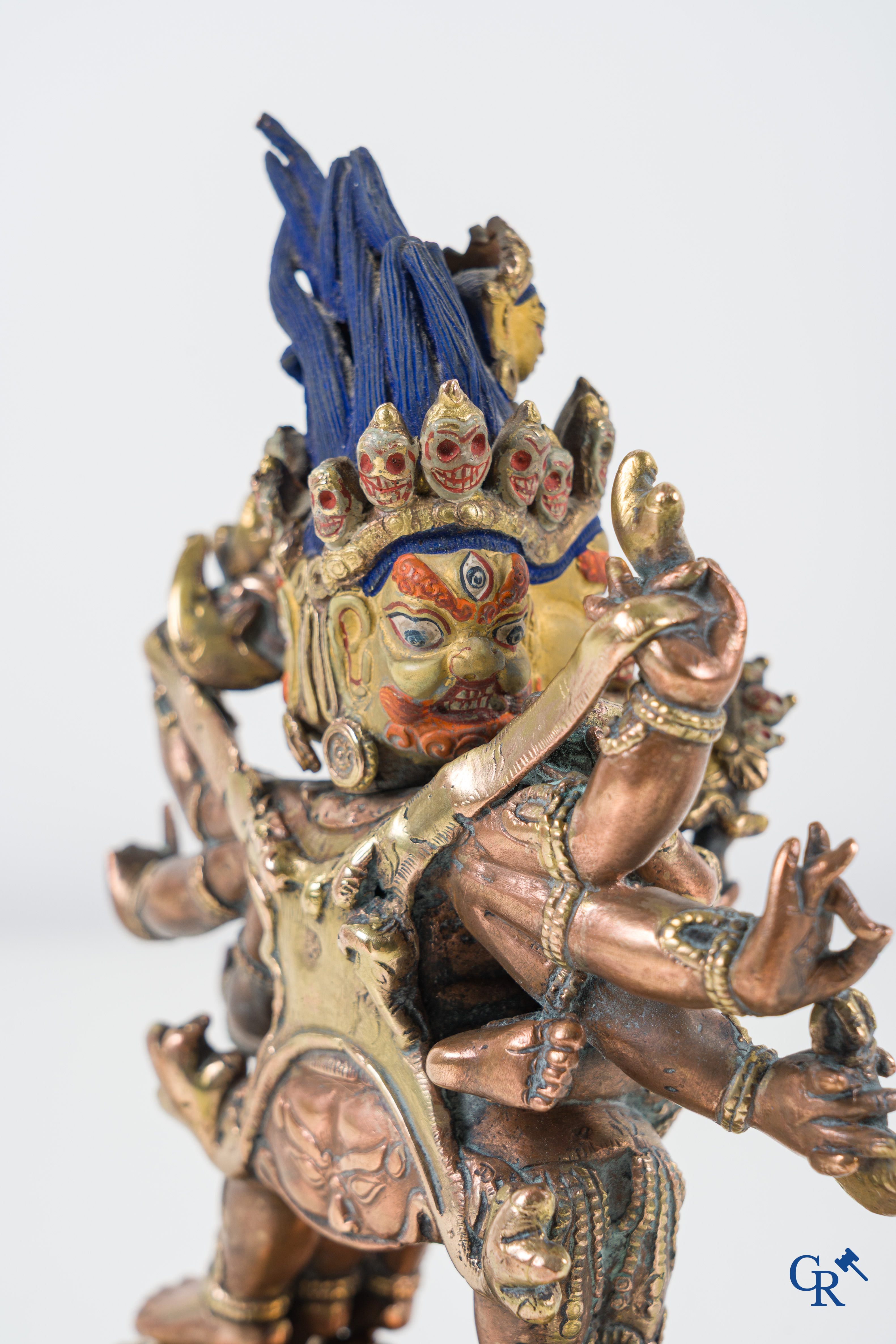 Aziatica, Een Sino-Tibetaanse verguld bronzen figuur van Mahakala. 19e-20ste eeuw.