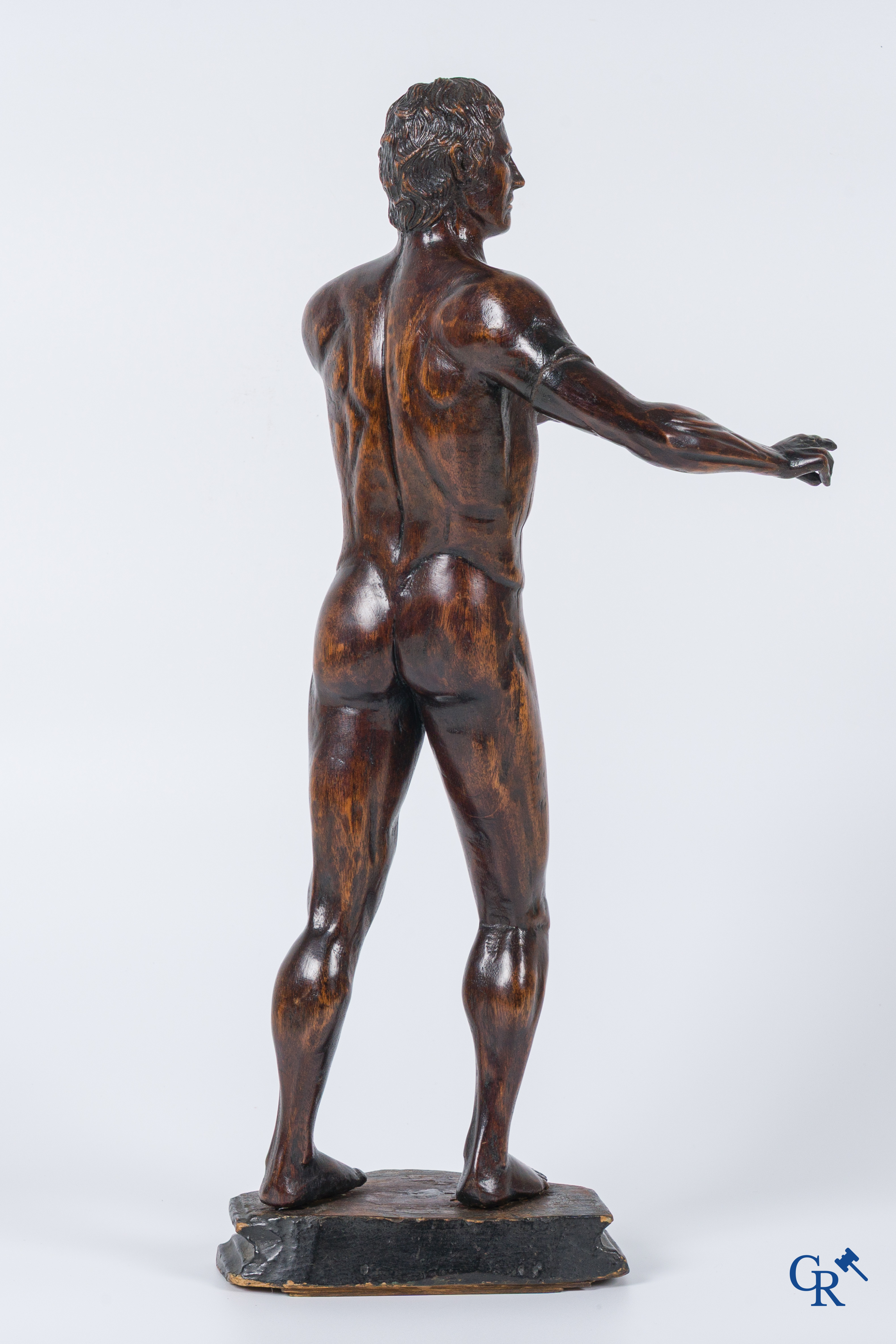 Een houten gesculpteerd model van een staande man. Duitsland of Italië, 18e-19de eeuw.