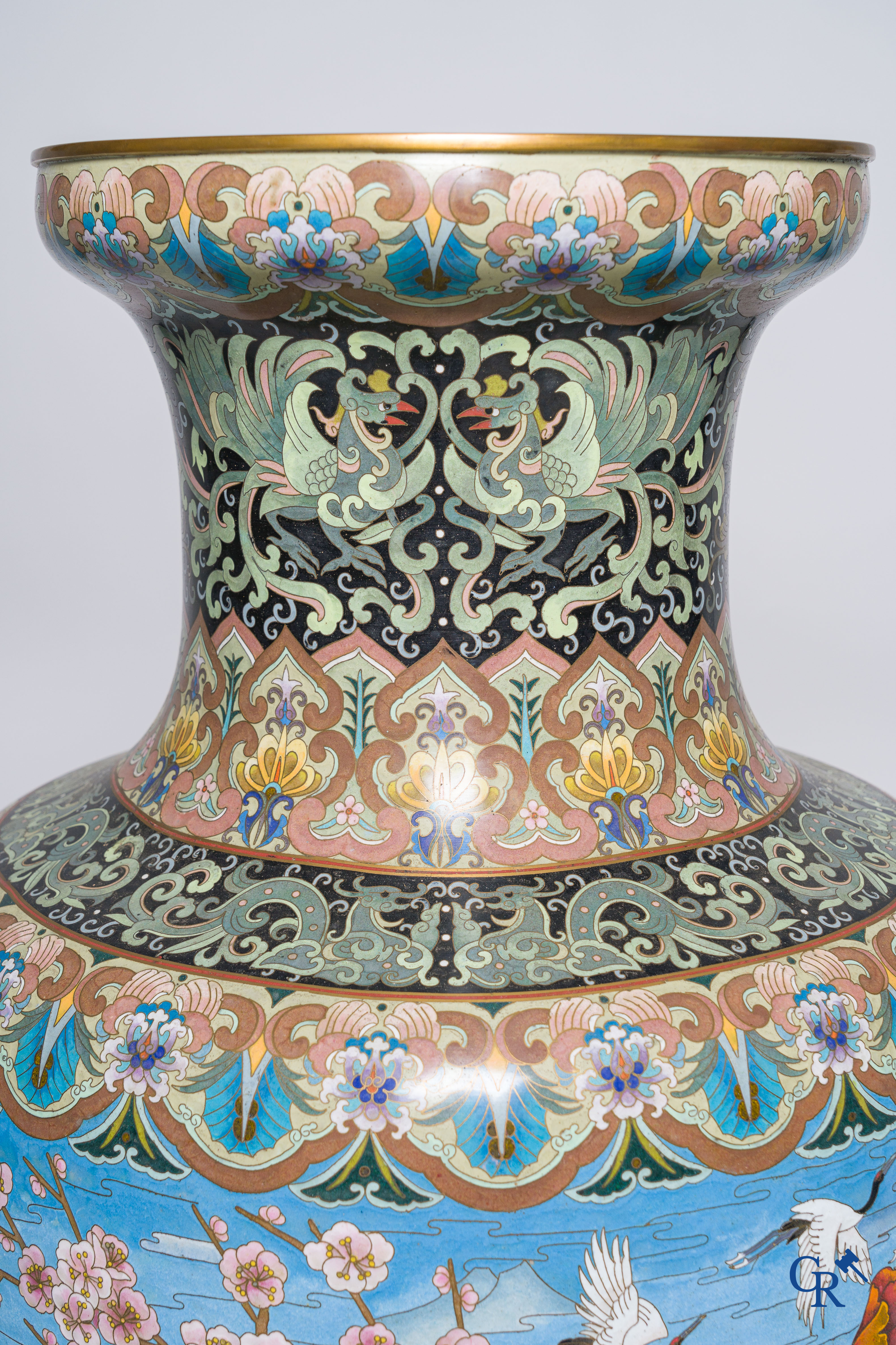 Aziatica, een imposant paar cloisonné vazen met kraanvogels. 20ste eeuw.