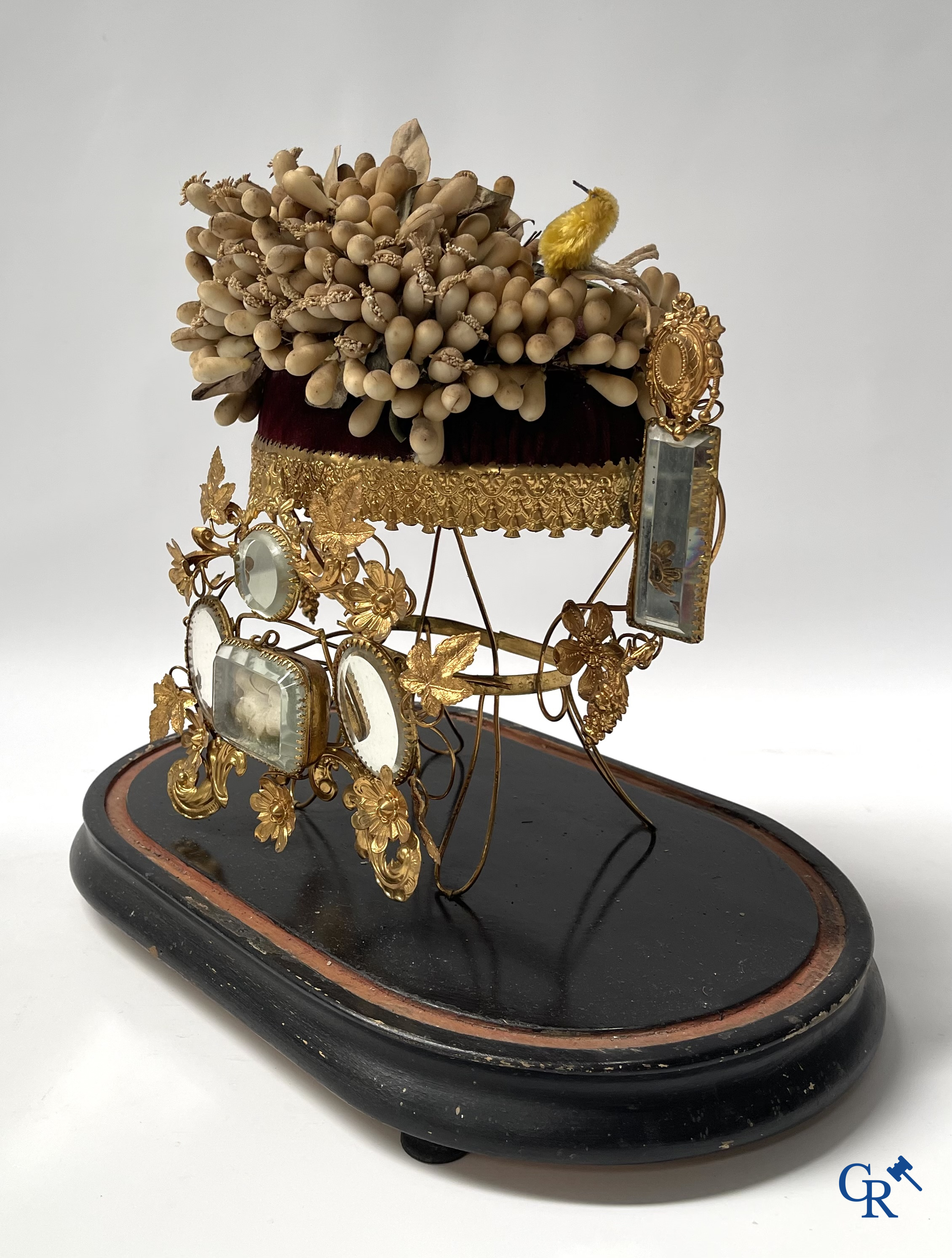 Beautiful globe with bridal bouquet and integrated jewellery box. Mirrors and gold-plated brass. Circa 1900.