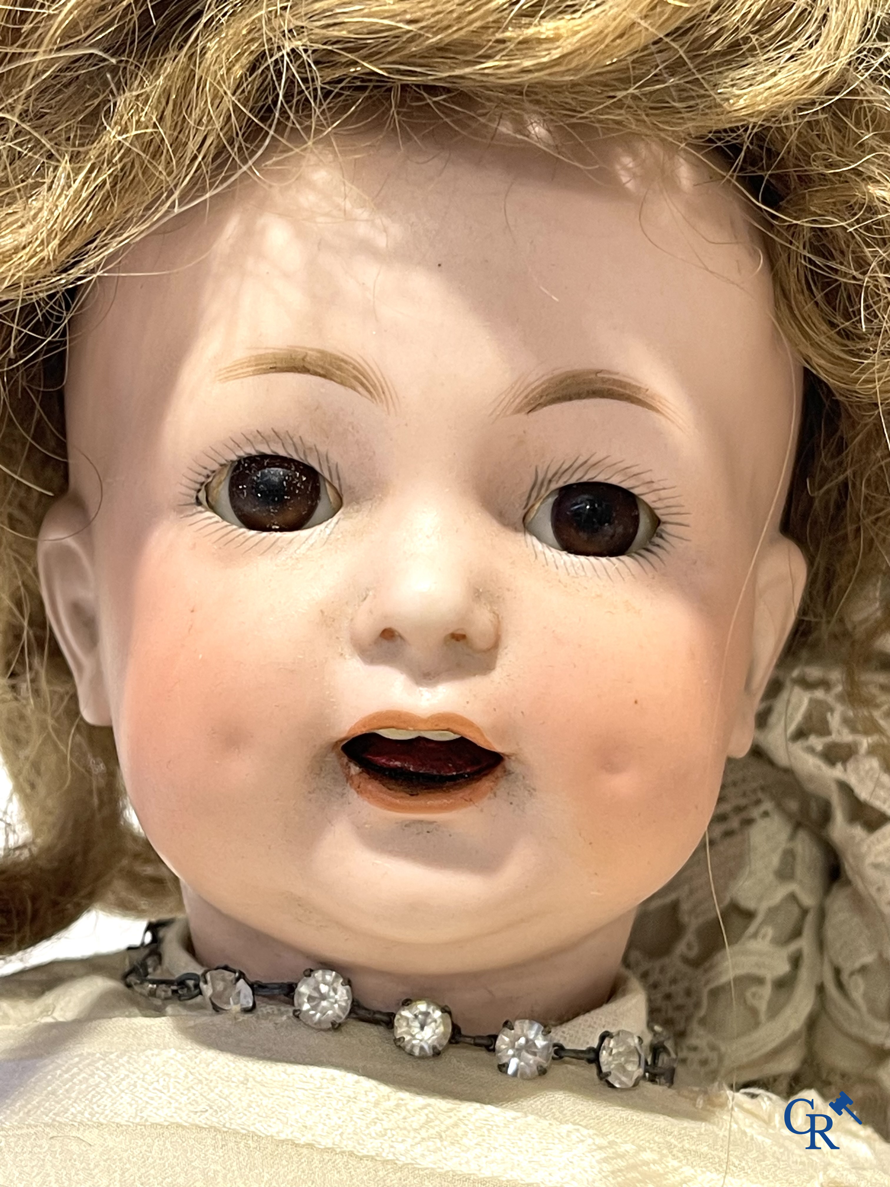 Vieux jouets, un lot de 3 poupées anciennes avec des têtes en porcelaine.