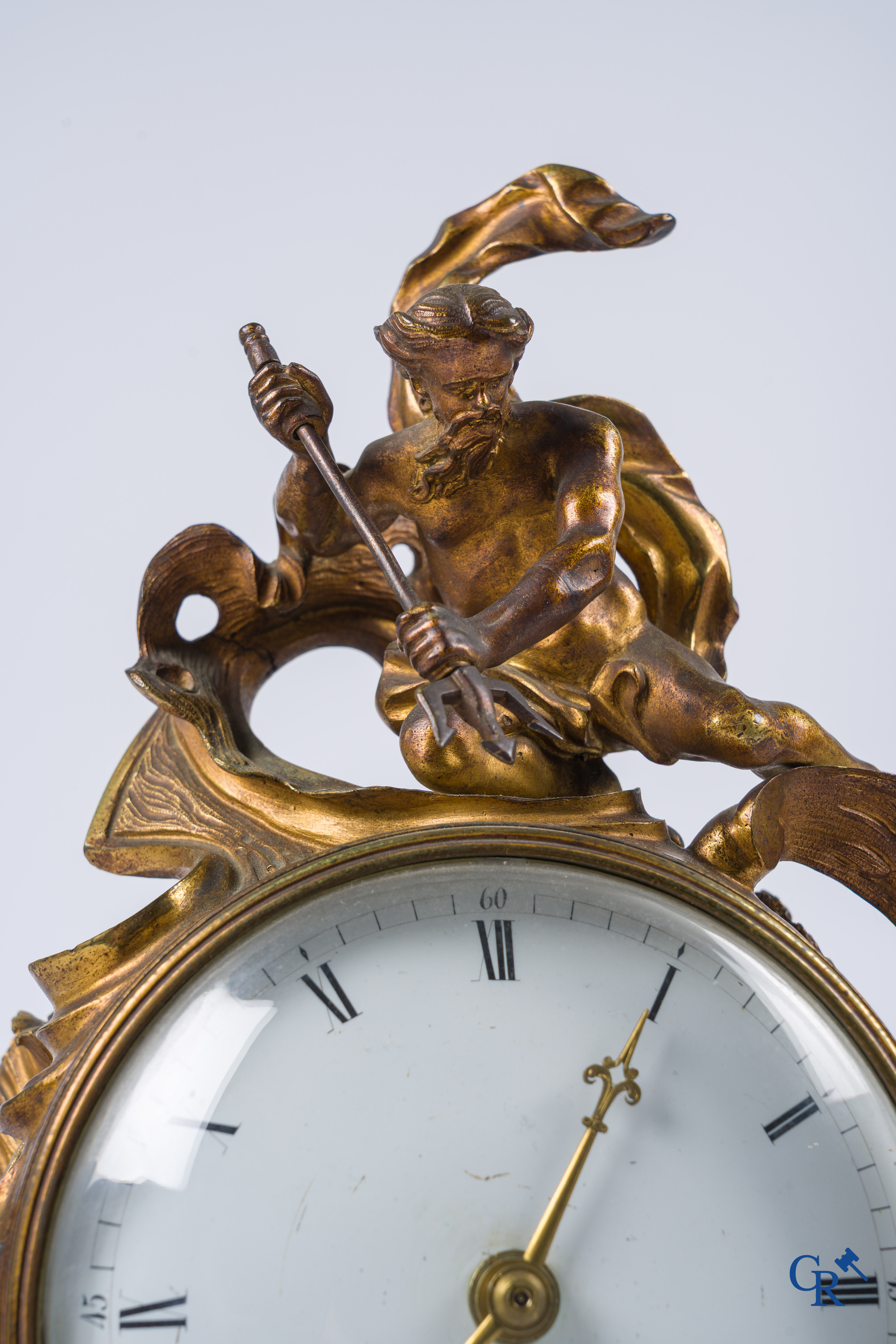 Epoque Louis XV. Pendule LXV en bronze doré orné de Neptune et des animaux marins dans le goût de Charles Cressent.