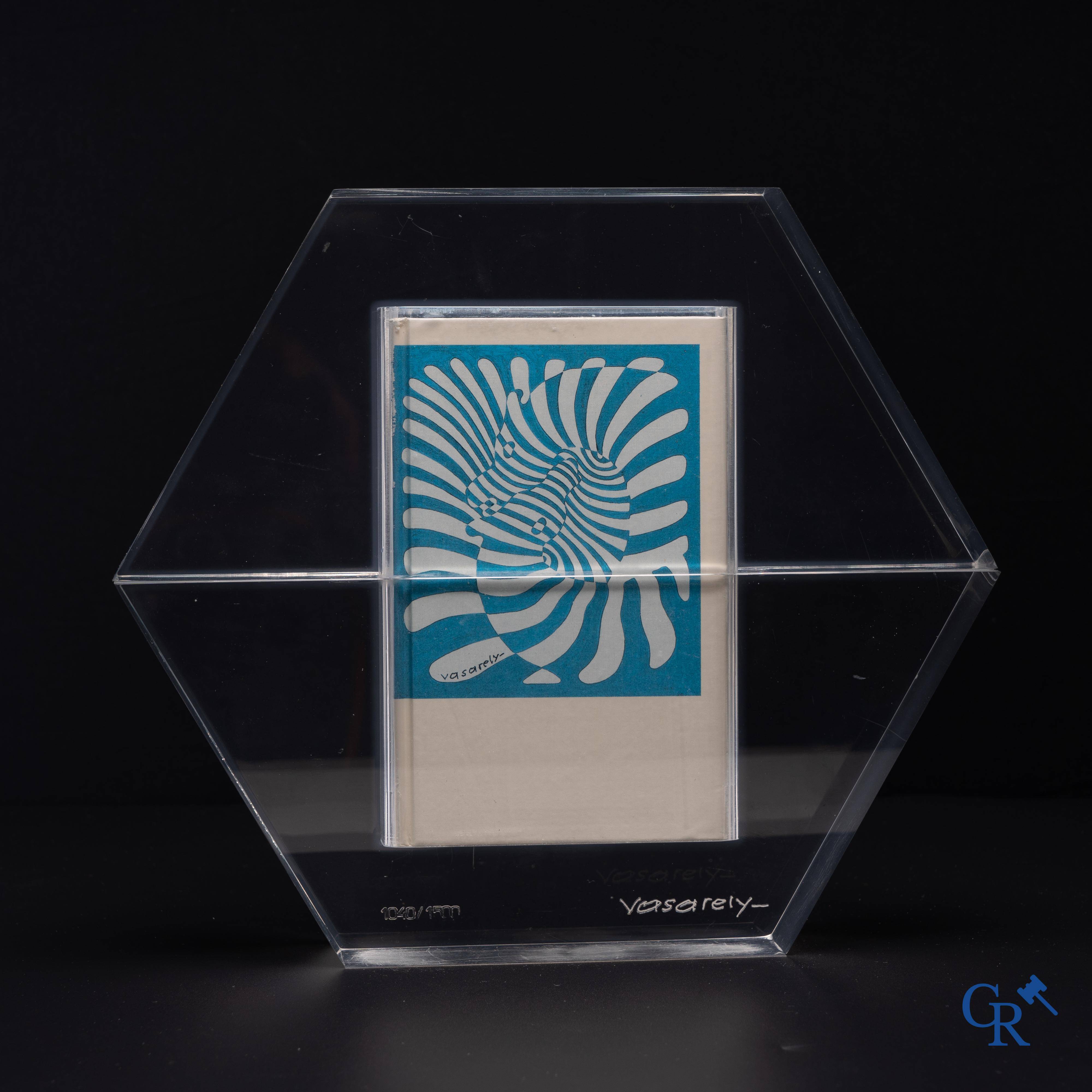 Victor Vasarely (1906-1997) Hexagone 1988, 4 boeken in een plexiglas, met certificaat van echtheid. 1040/1500.
