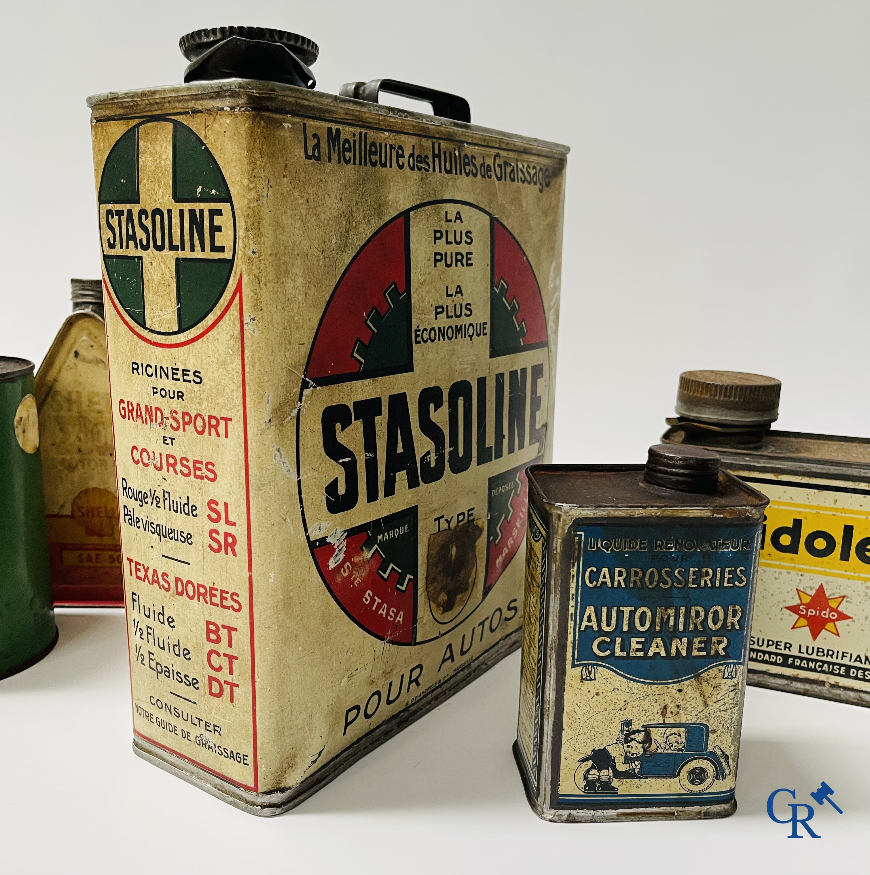 Een kavel van diverse olieblikken en andere i.v.m. auto's en bromfietsen. Jaren '30 en later.