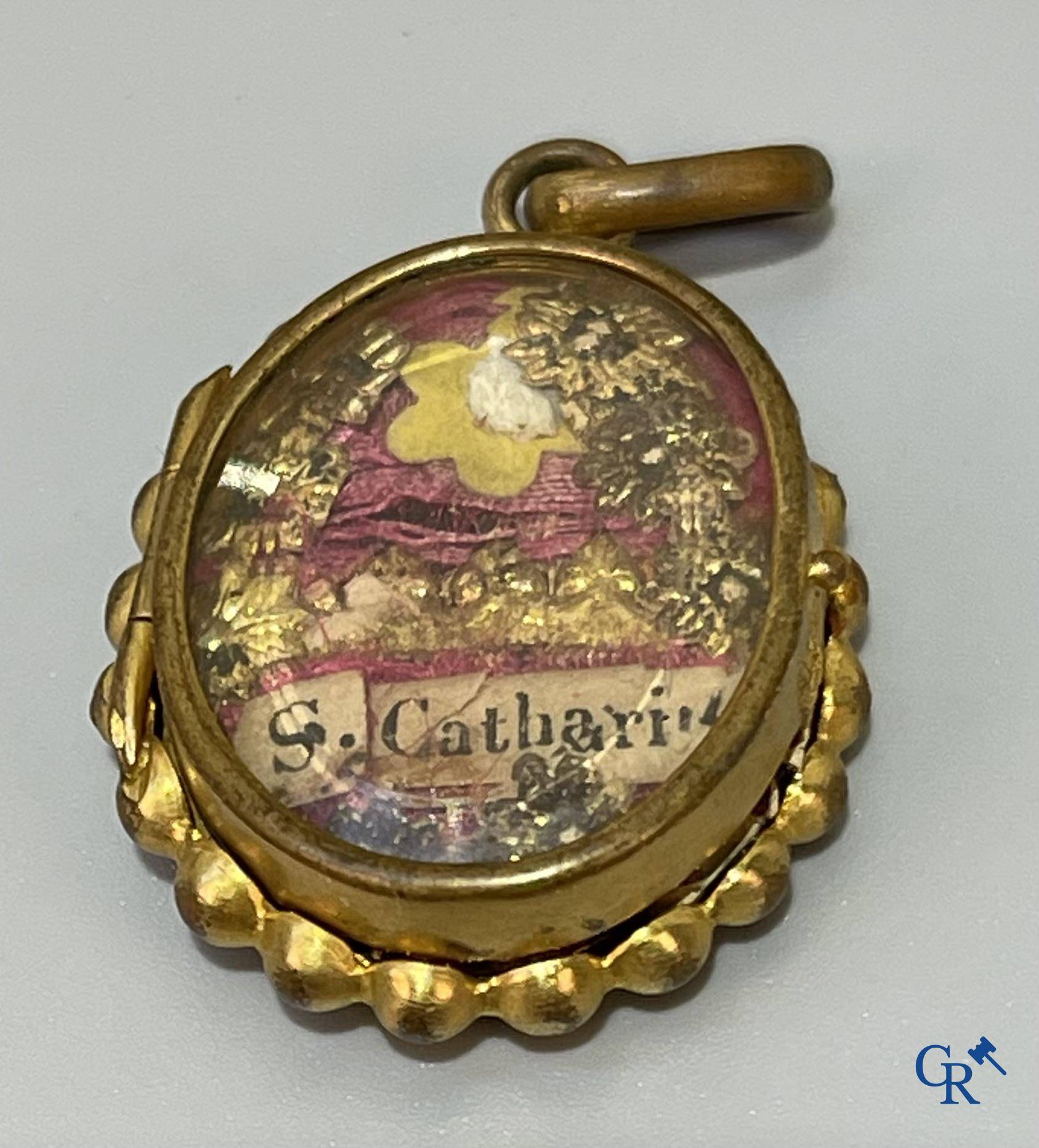 A lot with various religious objects and brocante. Including 2 frames in sepiolite, ex voto hearts, etc.