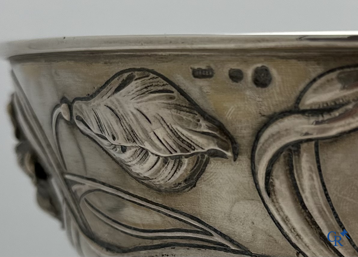Art Nouveau: Silver dish with floral decor. Hallmarks: Jäger - RK - Minerva