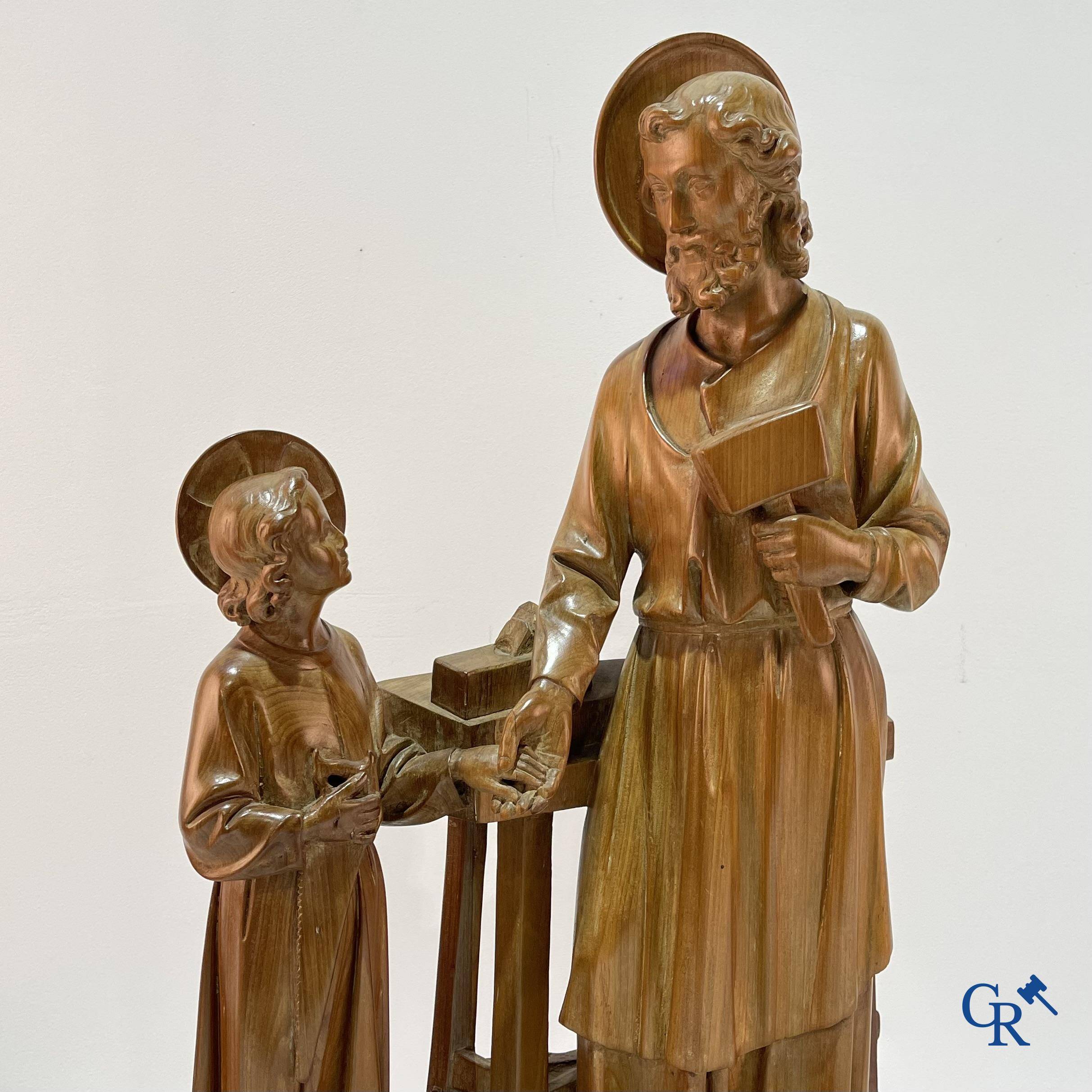 Une rare représentation en bois sculptée de Saint-Joseph avec l'enfant Jésus dans l'atelier du menuisier. Vers 1940.