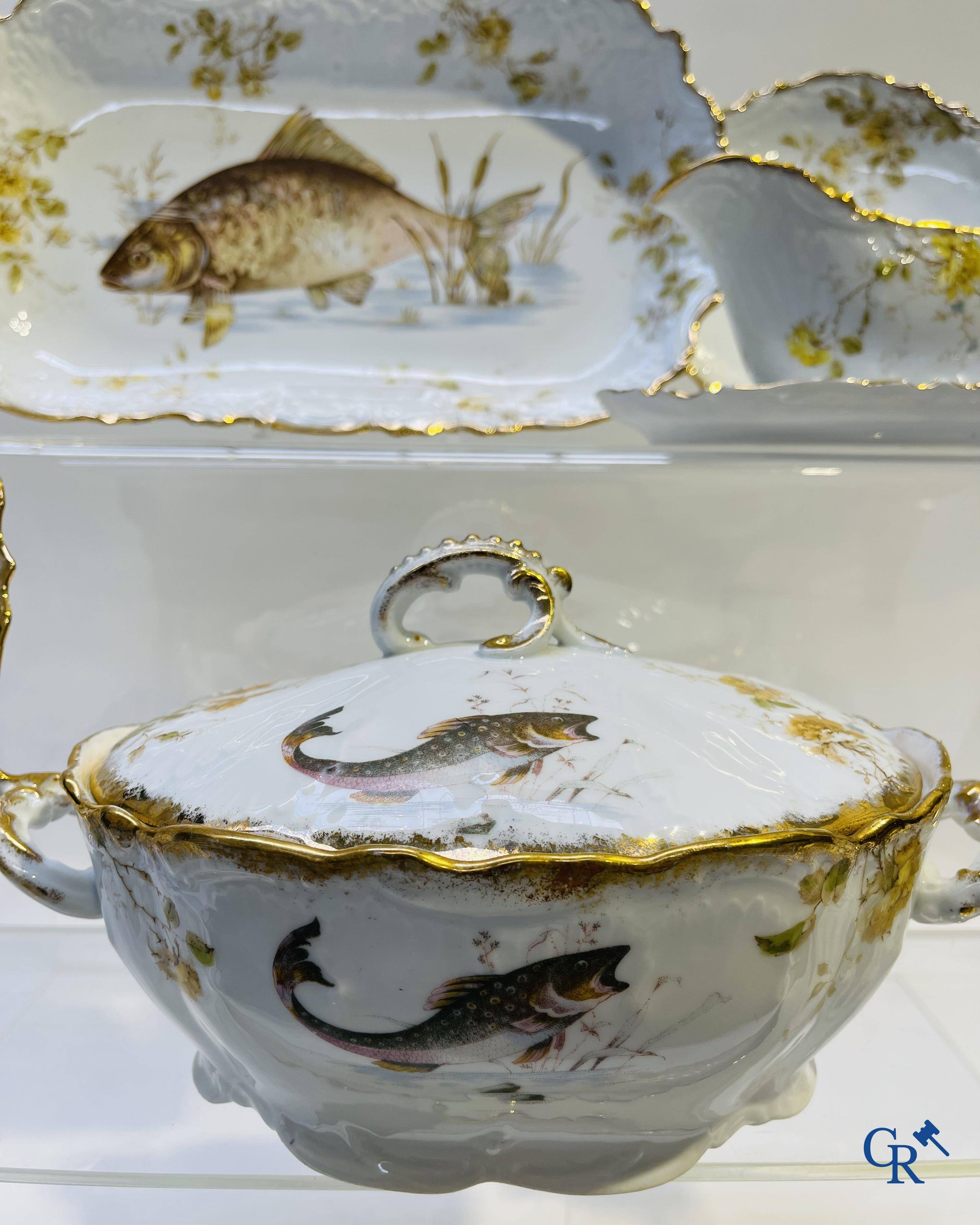 Extraordinaire service de table en porcelaine de Bruxelles à décor de poissons d'eau douce.