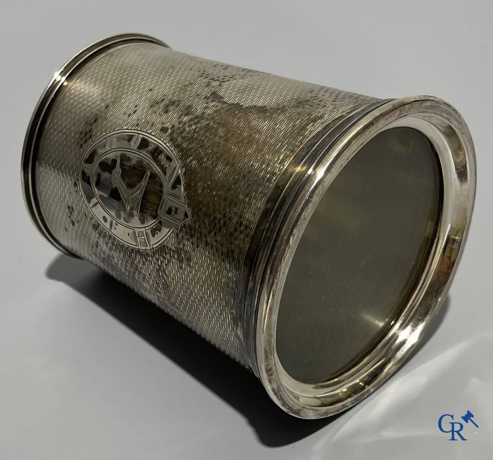 Une chope en argent avec fond en verre. XVIIIème-XIXème siècle. Aucune poinçon visible.