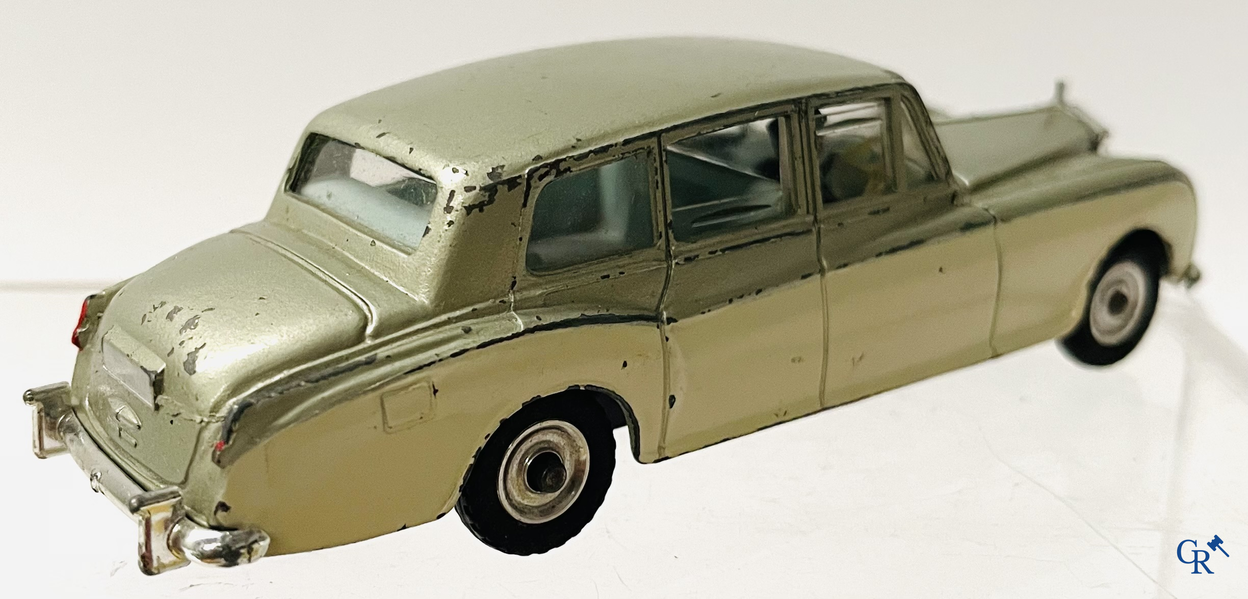 Old toys, a lot with Dinky Toys and Corgi Toys.