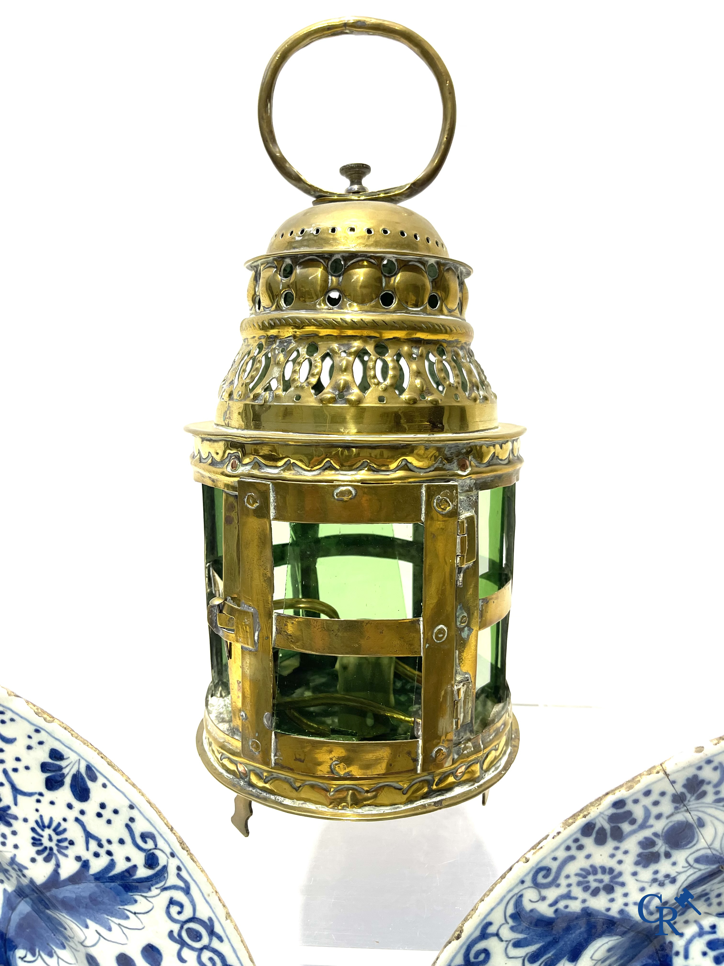 2 grands plats en faience de Delft et une lanterne en cuivre. XVIIIe siècle.