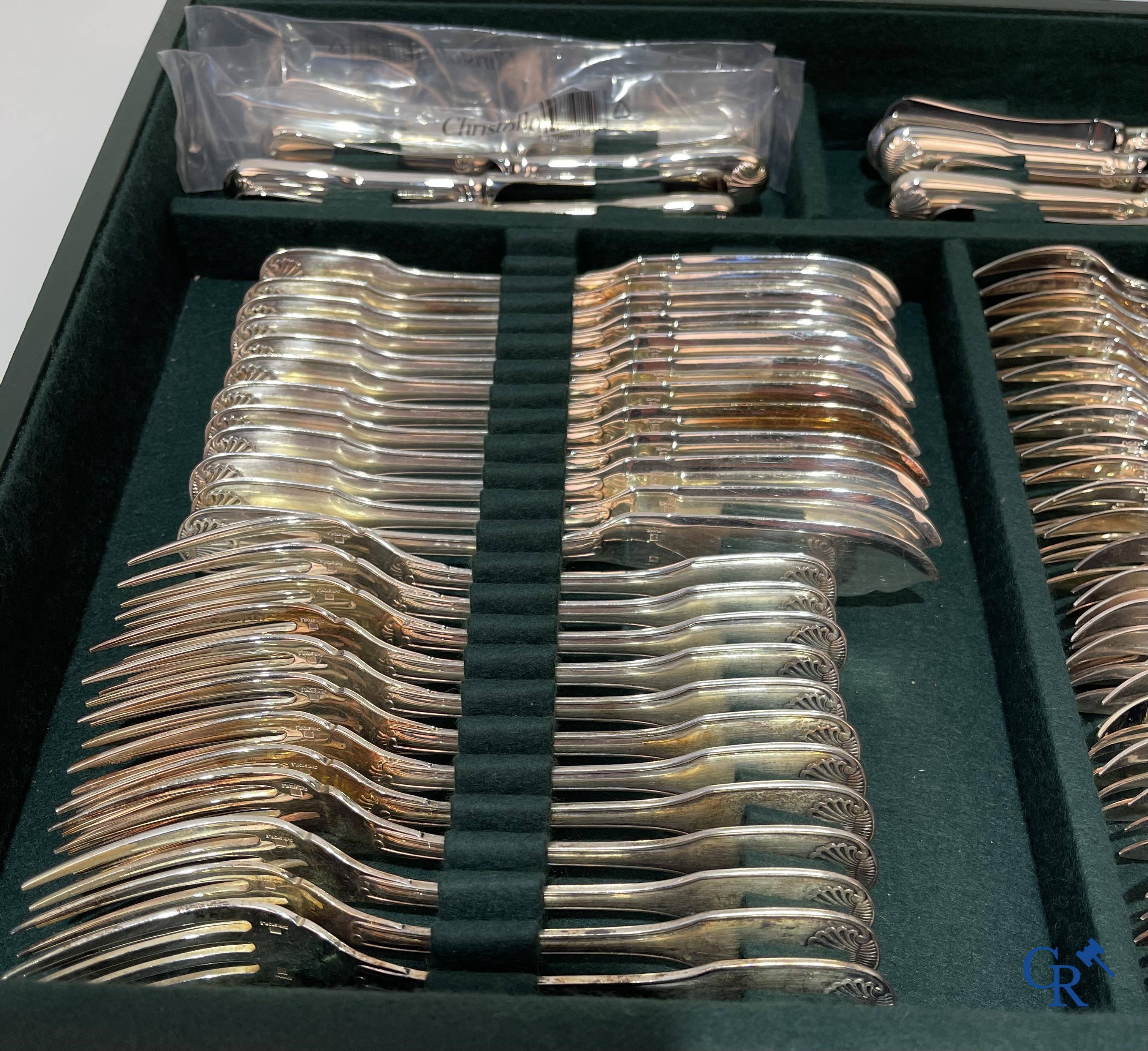 Christofle: une boîte à couverts de 155 pièces modèle Vendôme dans sa boîte de rangement d'origine.