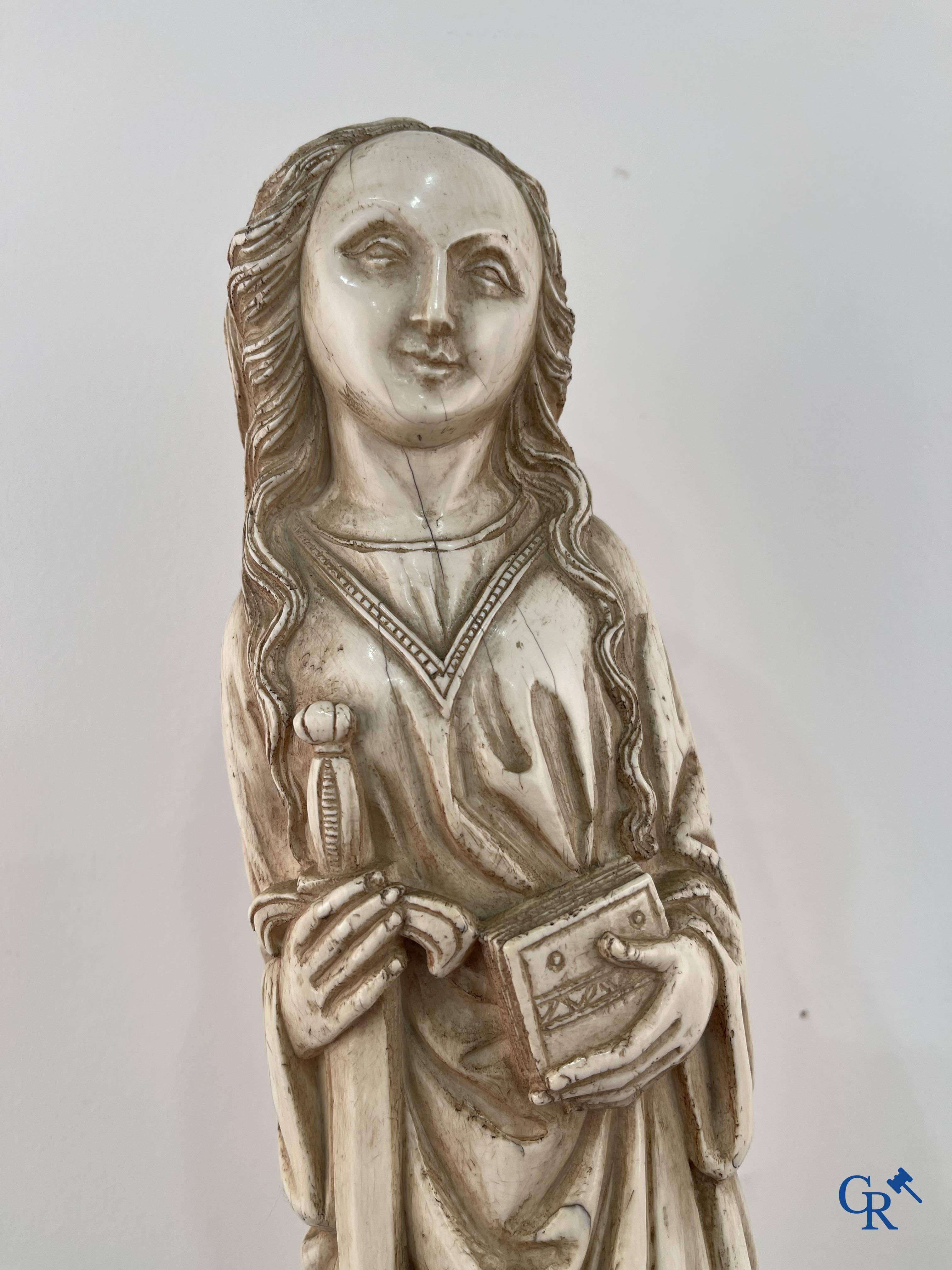 Représentation en ivoire de Sainte Catherine avec l'empereur Maxence sur un piédestal néo-gothique en bois. 