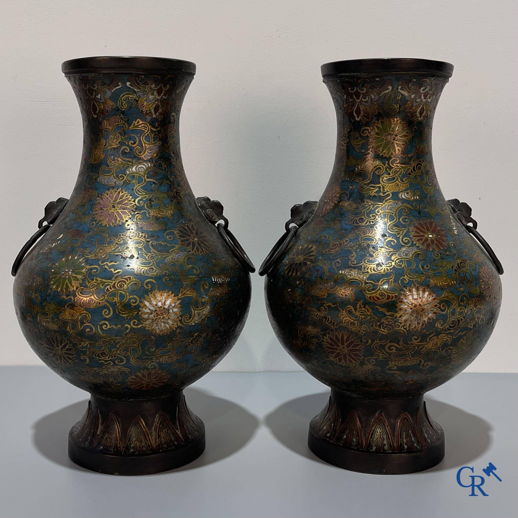 Art Asiatique, une paire de vases chinois en cloisonné. Marqué.