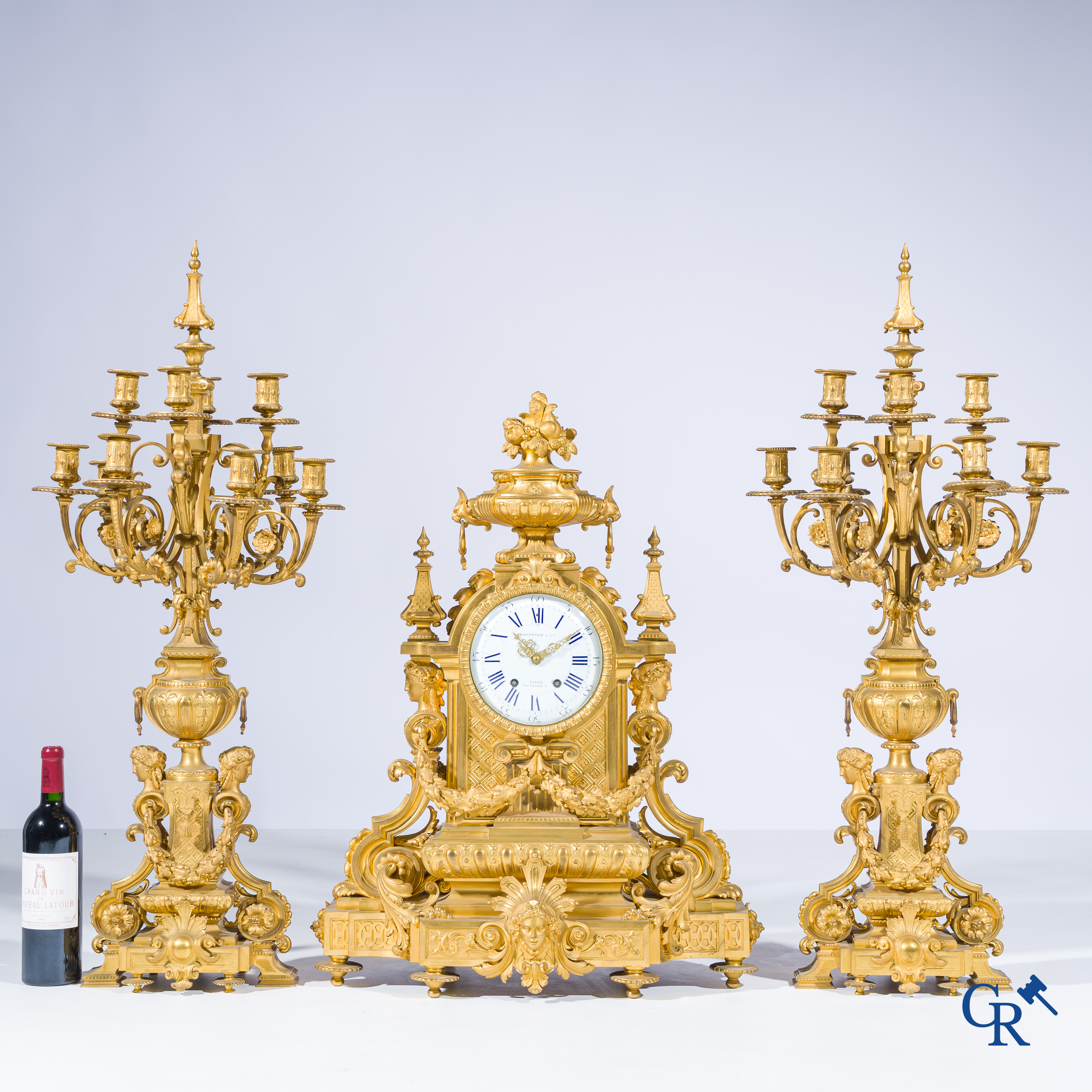 Charpentier & Cie, een imposante 3-delige schouwgarnituur in LXVI-stijl. Napoleon III-periode.