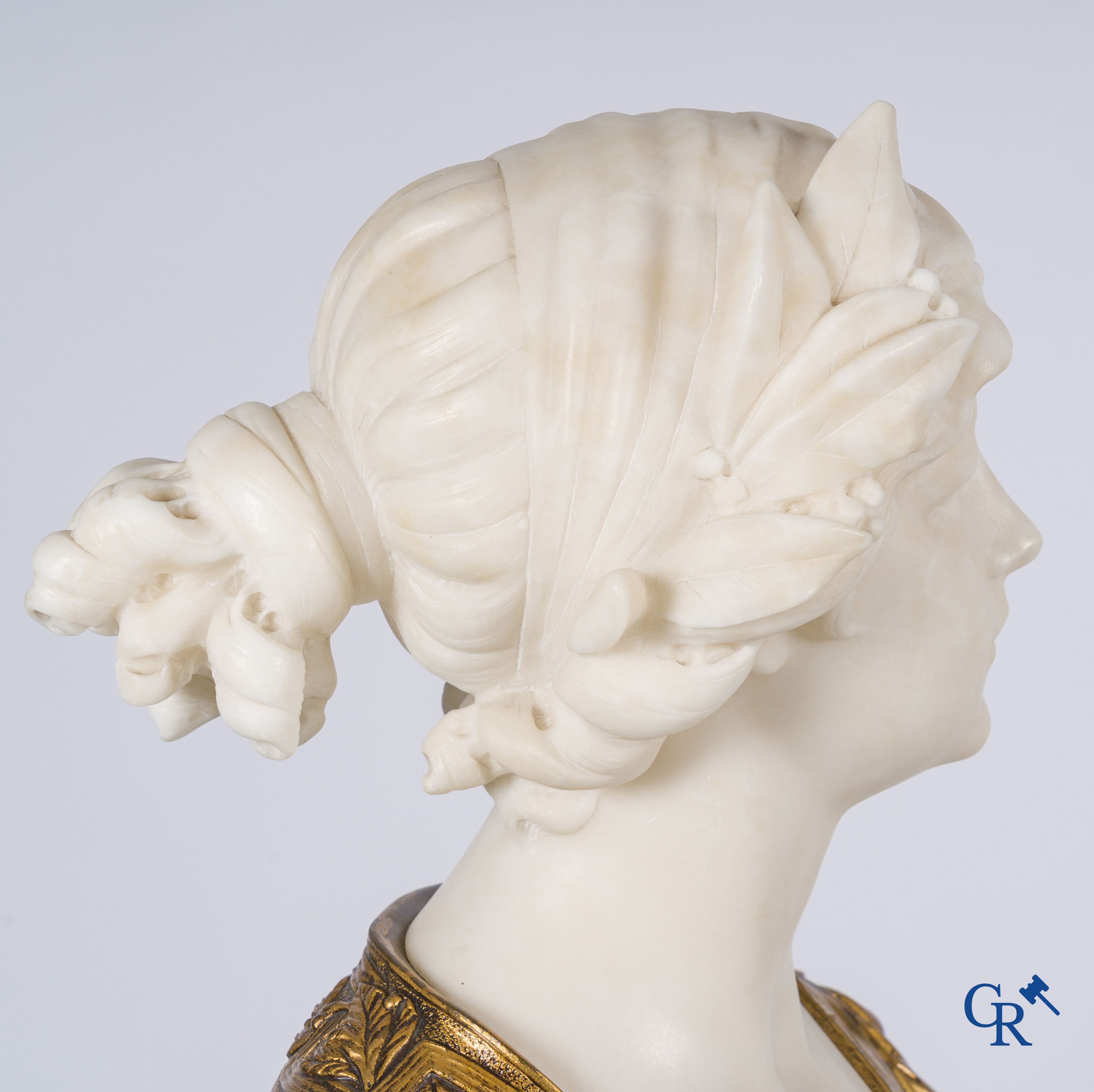 Gustave Van Vaerenbergh (1873-1927) Damesbuste in marmer en brons op een marmeren sokkel. Gesigneerd.