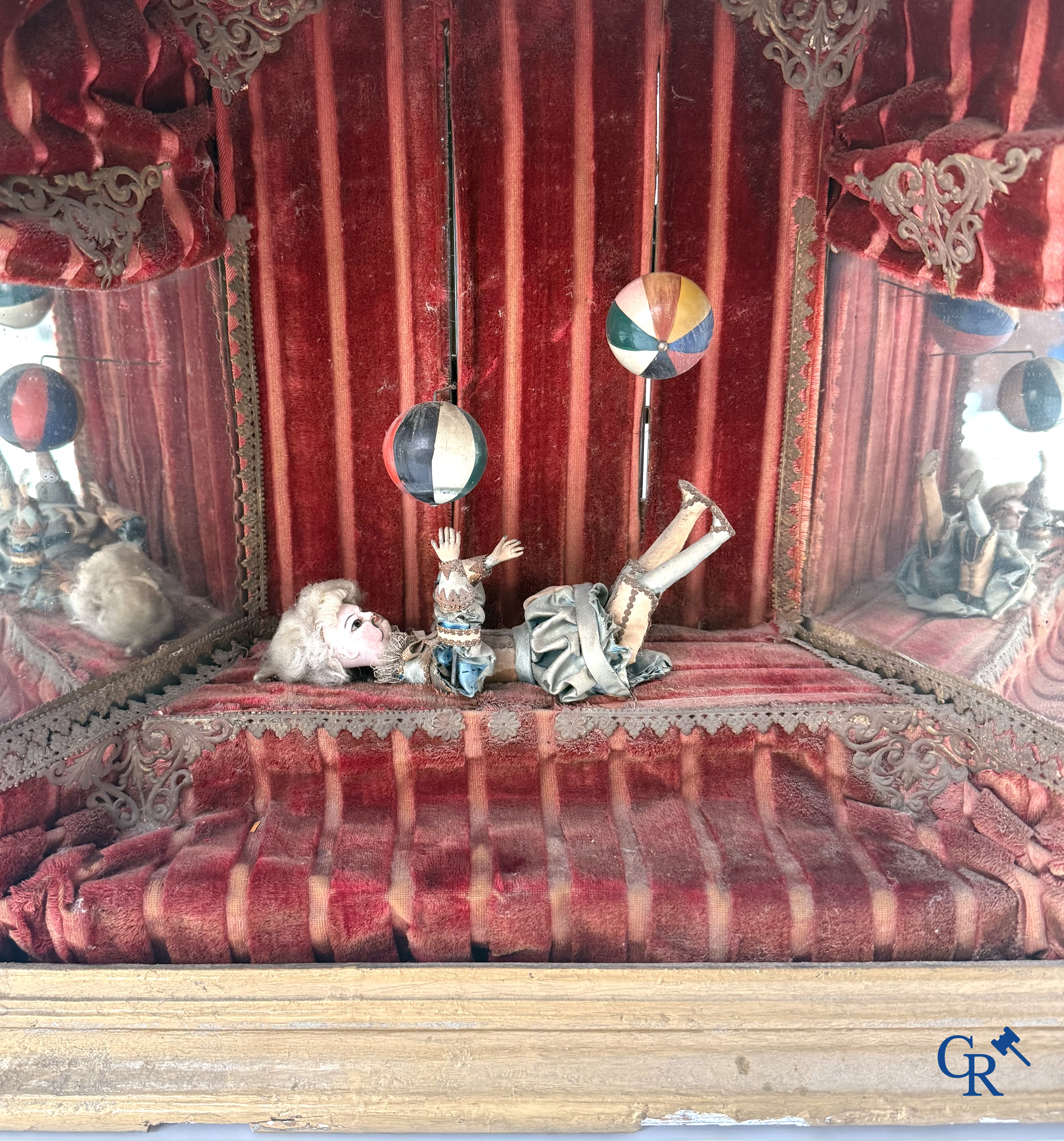 Phalibois, zeldzaam mechanisch geanimeerd diorama met jonglerende acrobaat. Frankrijk circa 1875.