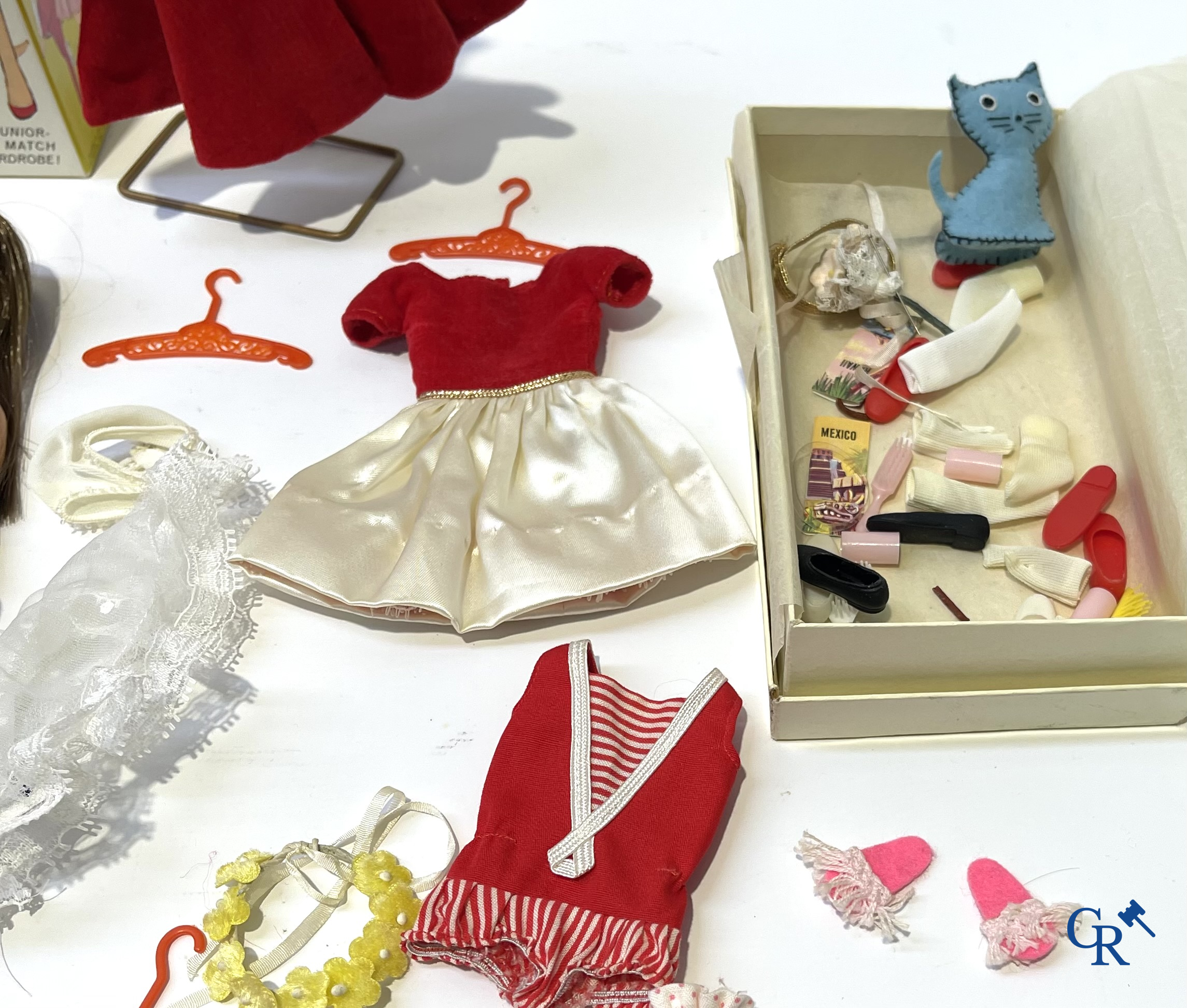 Vieux jouets. Mattel, un beau lot de poupées et attributs. Barbie, Ricky, Skipper, Ken, etc. Années 1960 et plus tard.