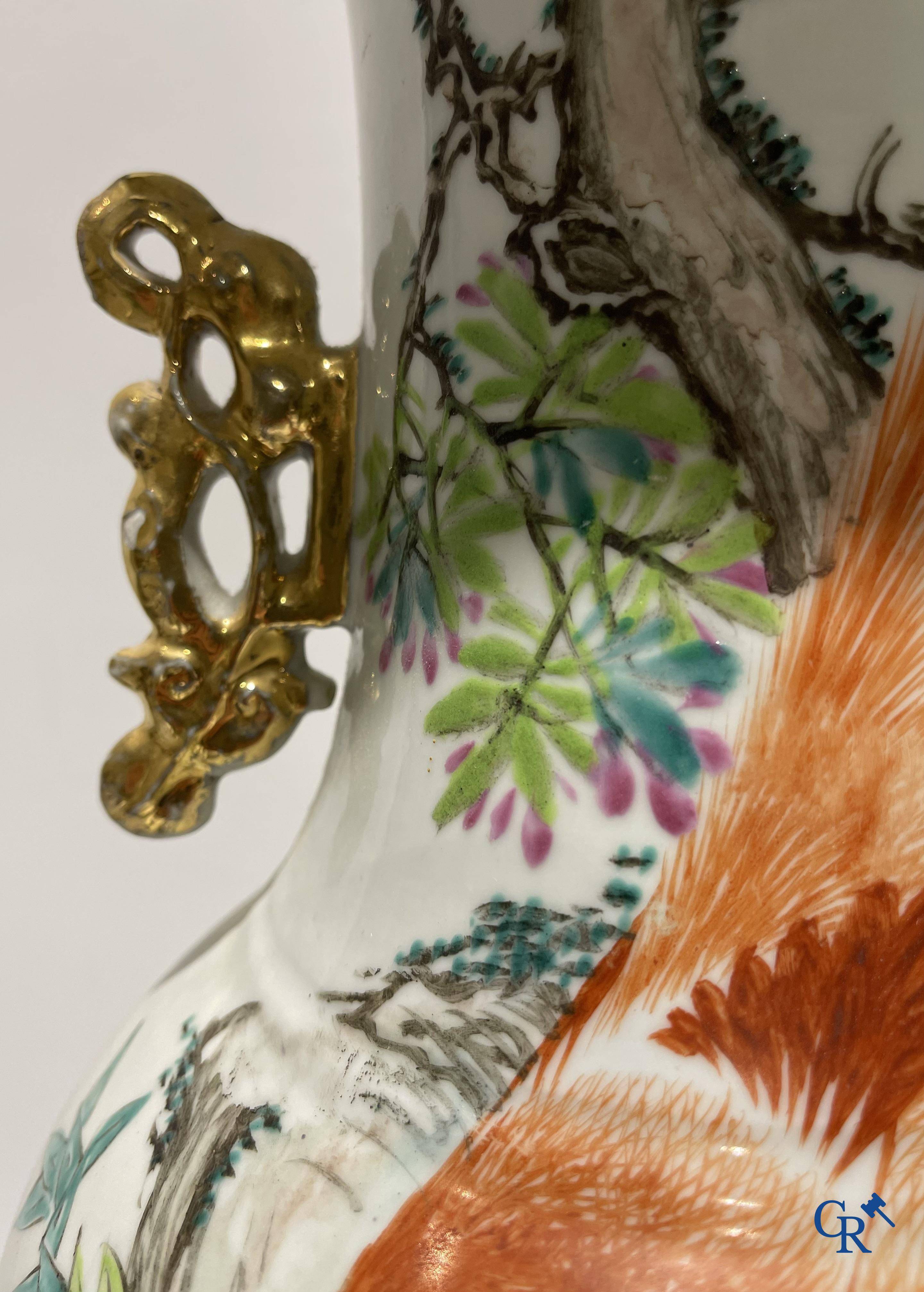 Art Asiatique, porcelaine chinoise. Une paire de vases chinois avec calligraphie.