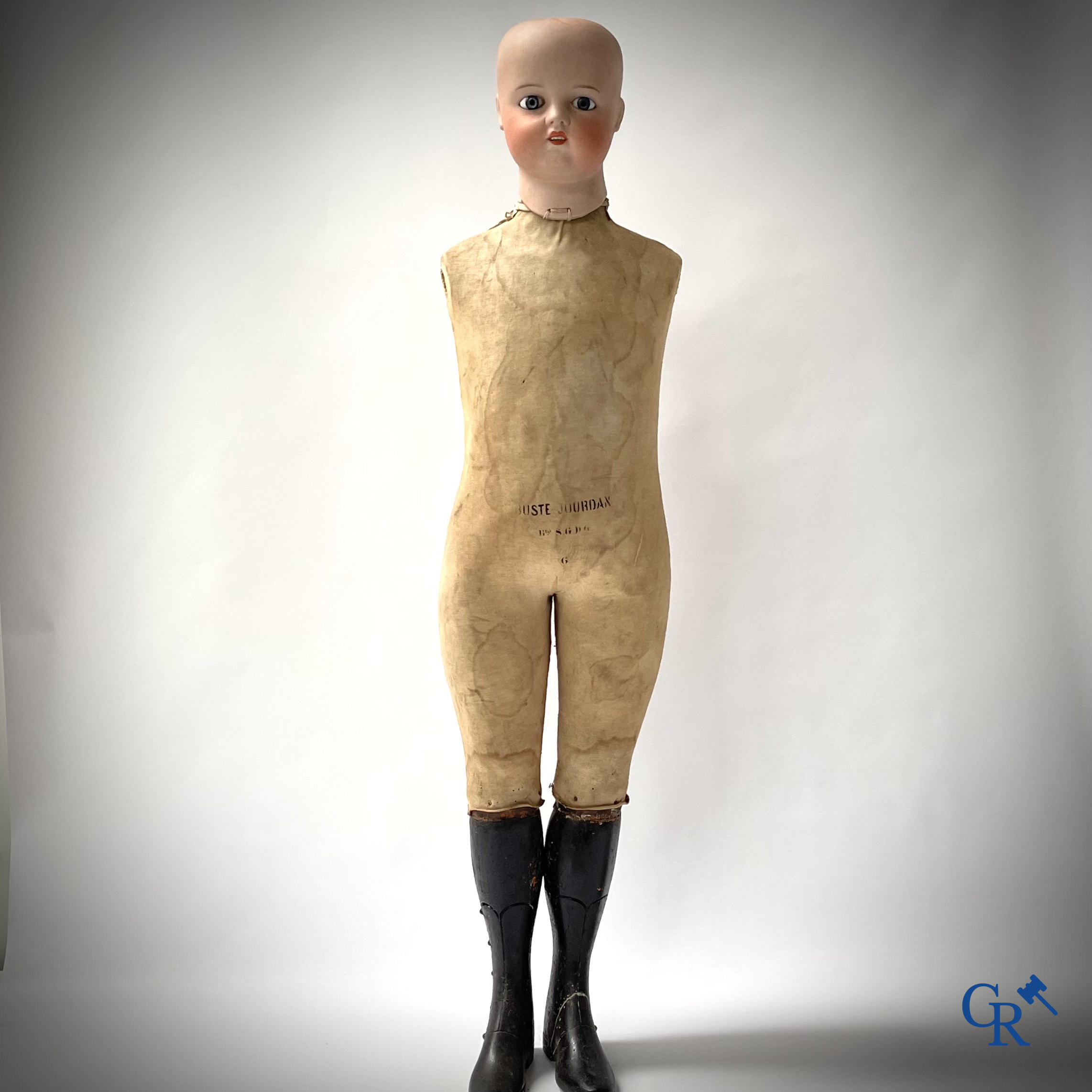 François Gauthier en Buste Jourdan, een mannequinpop in de stijl van Stockman met porseleinen hoofd. Circa 1900.