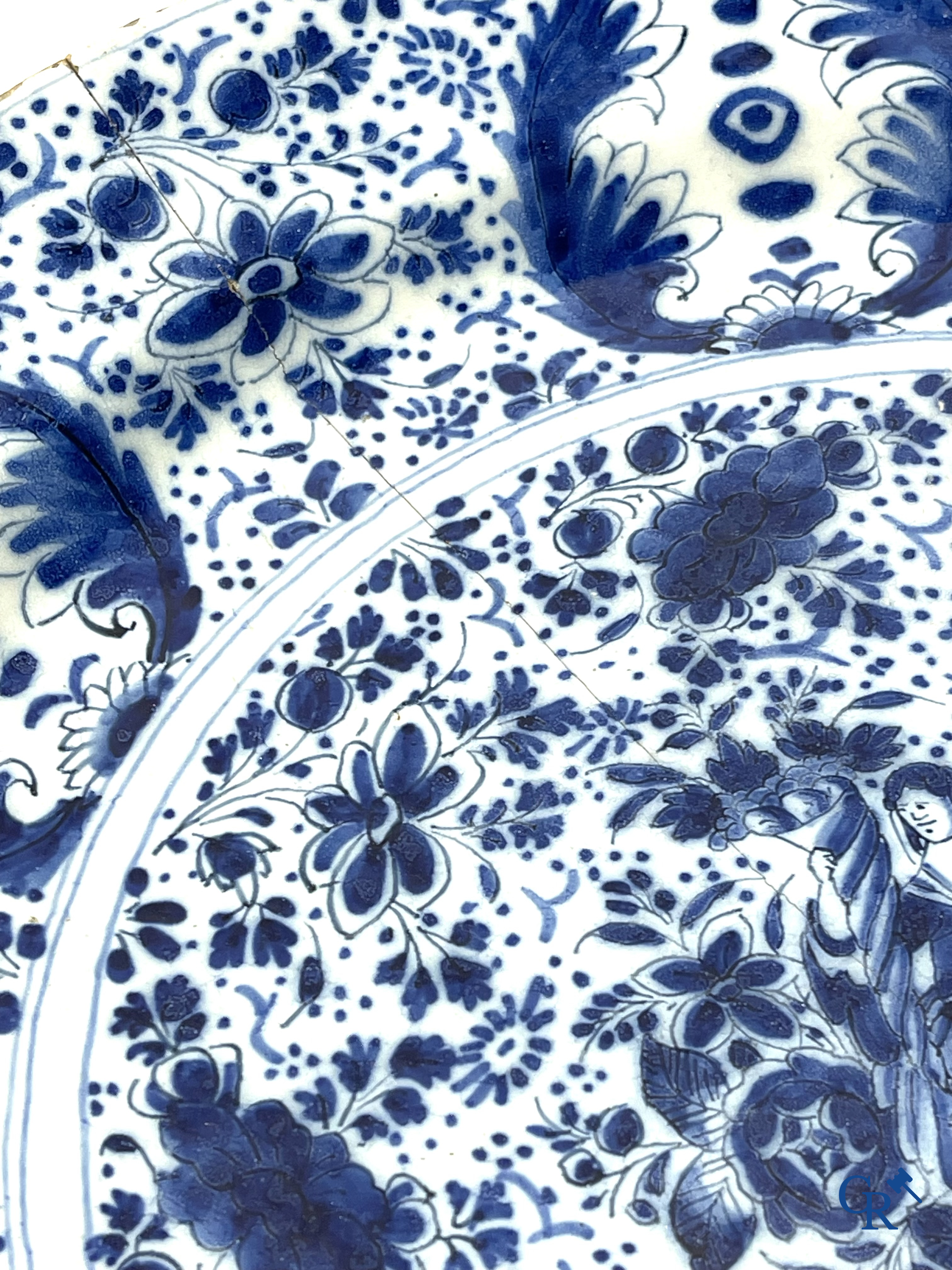 2 grands plats en faience de Delft et une lanterne en cuivre. XVIIIe siècle.