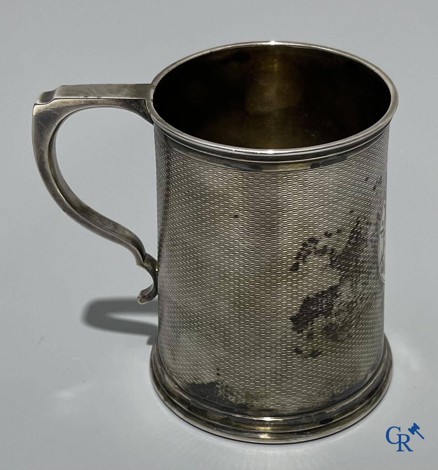 Une chope en argent avec fond en verre. XVIIIème-XIXème siècle. Aucune poinçon visible.