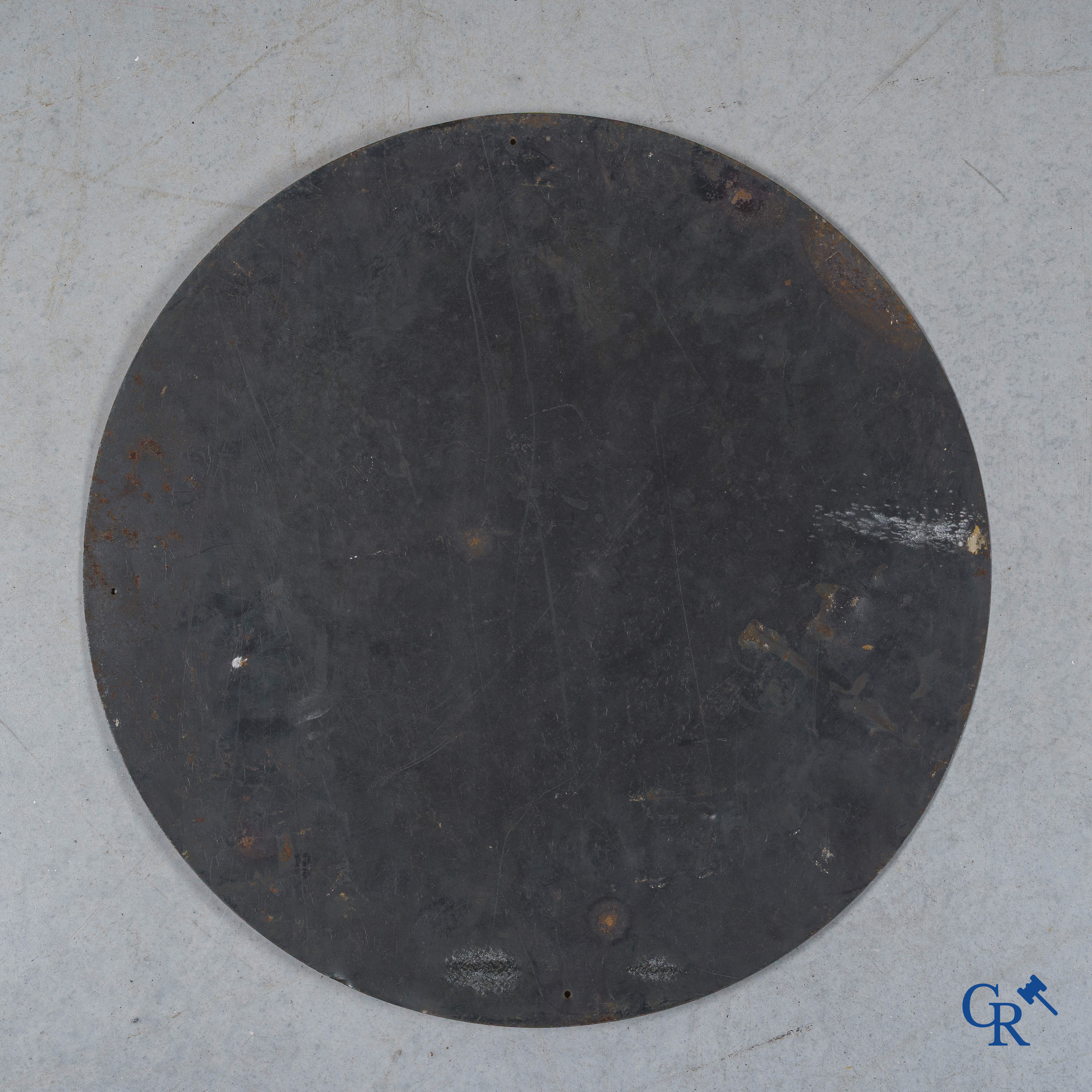 Hutchinson, Reclamebord in beschilderd blik met een illustratie voor fiets- en motorbanden.