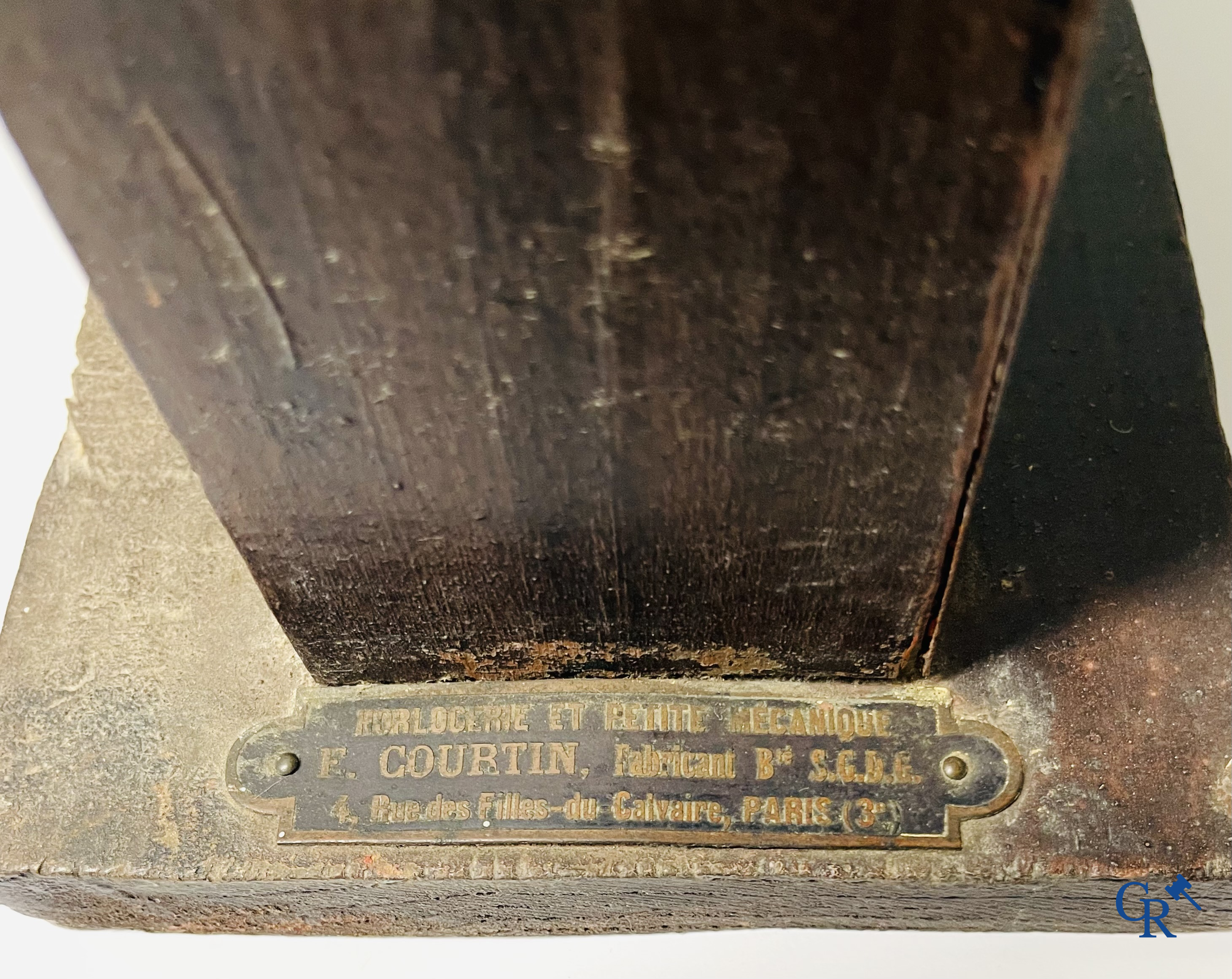 Pastilles Valda, Publiciteits automaat met voorstelling van dokter Valda naar een illustratie van Georges Grellet.