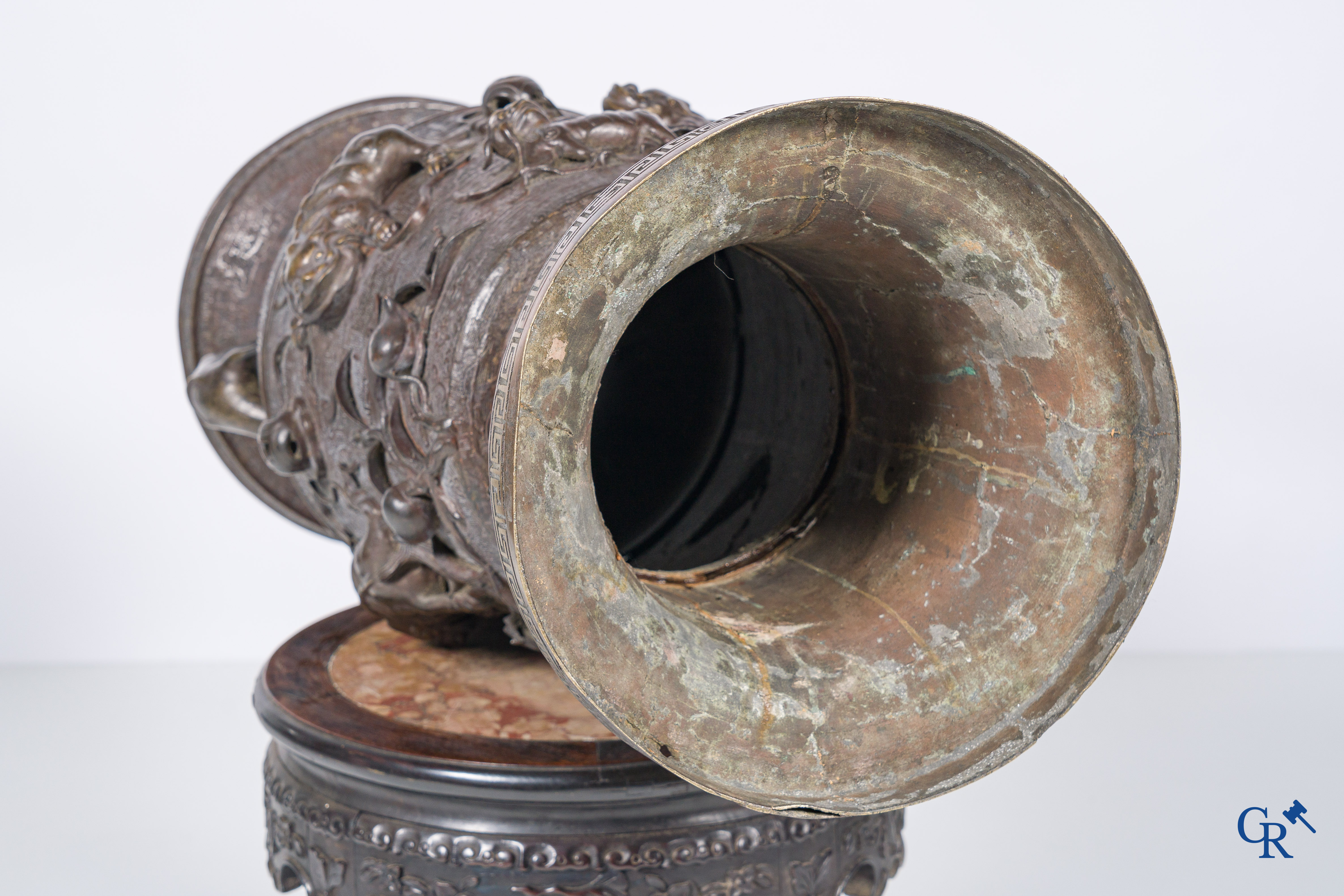 Aziatica, een imposante bronzen Chinese vaas op een sokkel in Chinees hardhout.