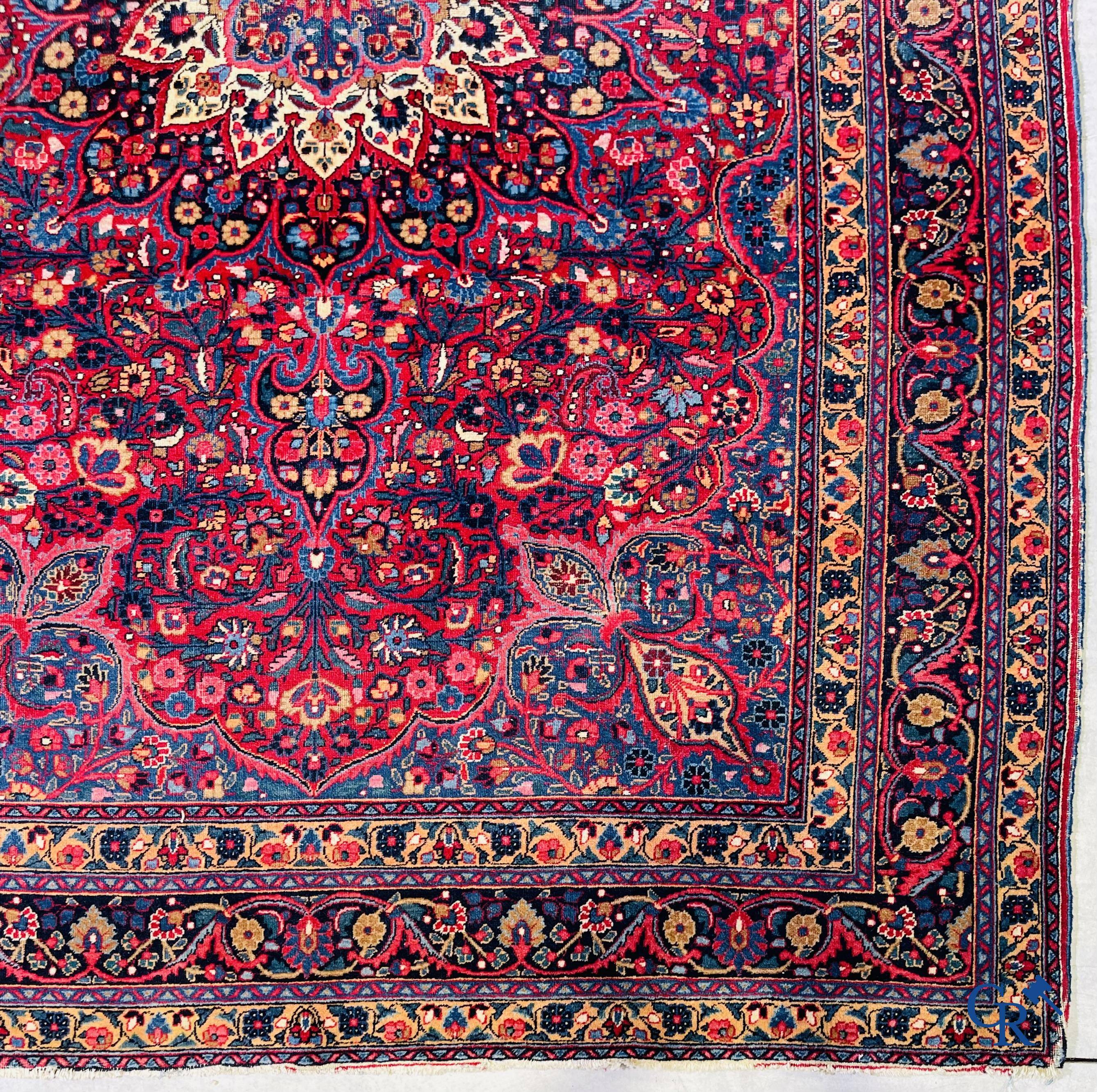 Tapis d'orient: Iran, tapis persan antique avec fond rouge foncé.
