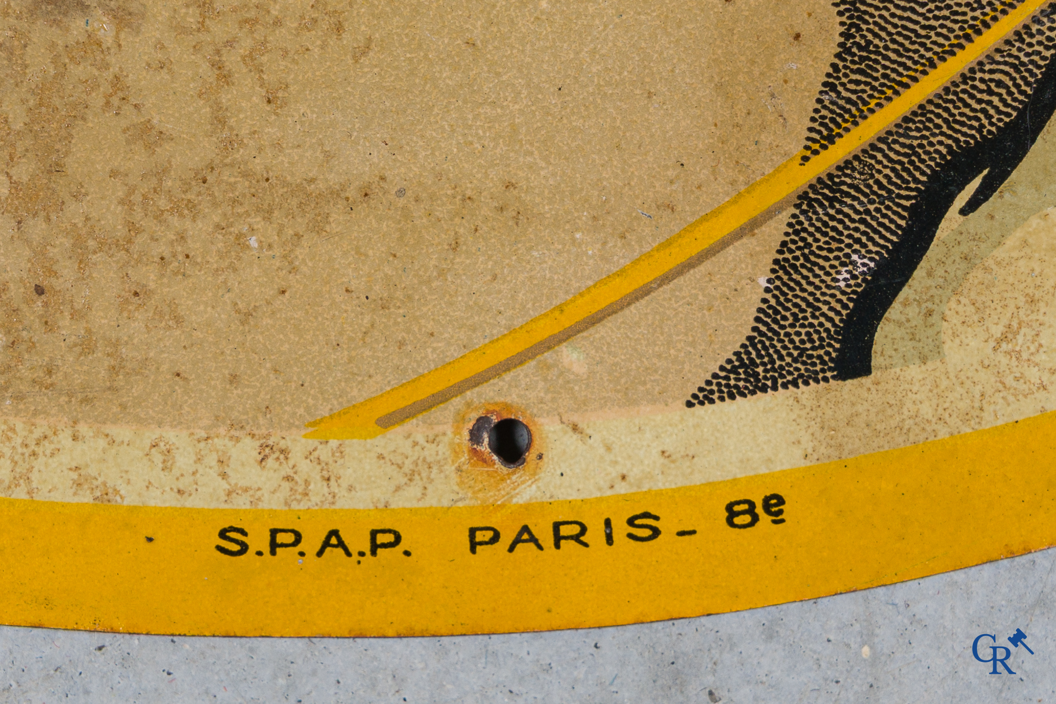 Hutchinson, Reclamebord in beschilderd blik met een illustratie voor fiets- en motorbanden.