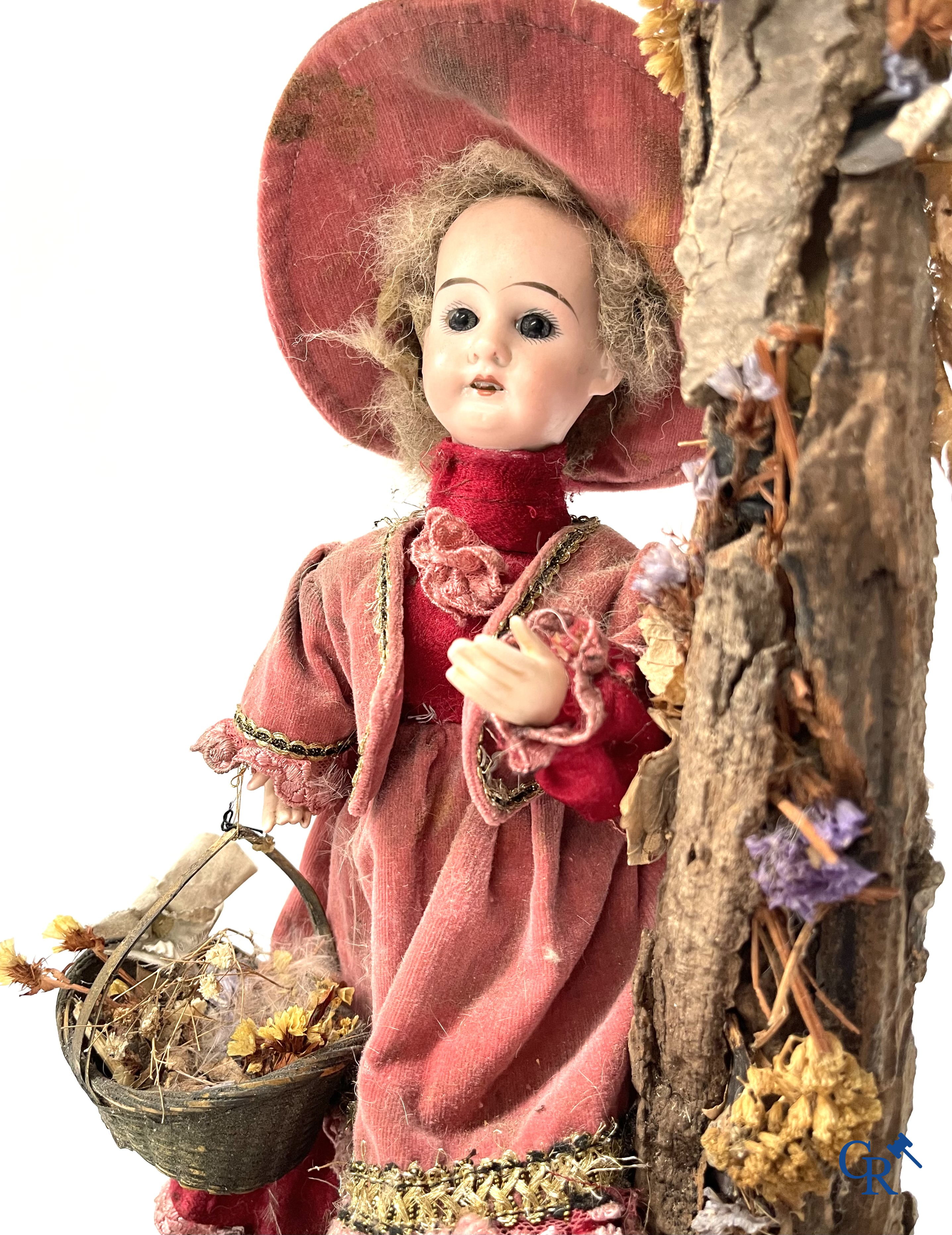 An automaton in the manner of Phalibois, with music, moving head in porcelain and moving hands. Around 1900.