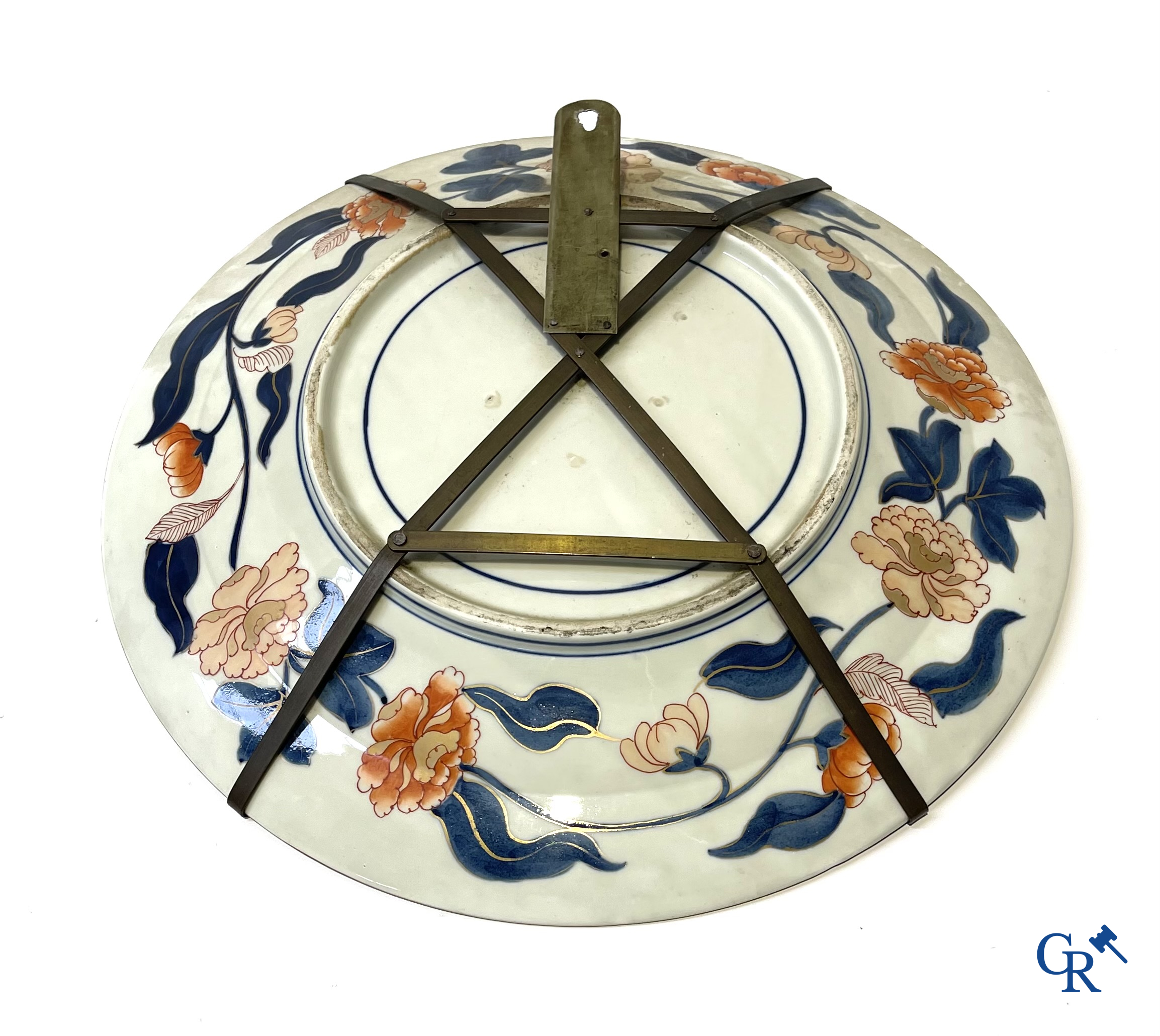 Asian Art, an imposing Japanese porcelain Imari dish. 19th century.