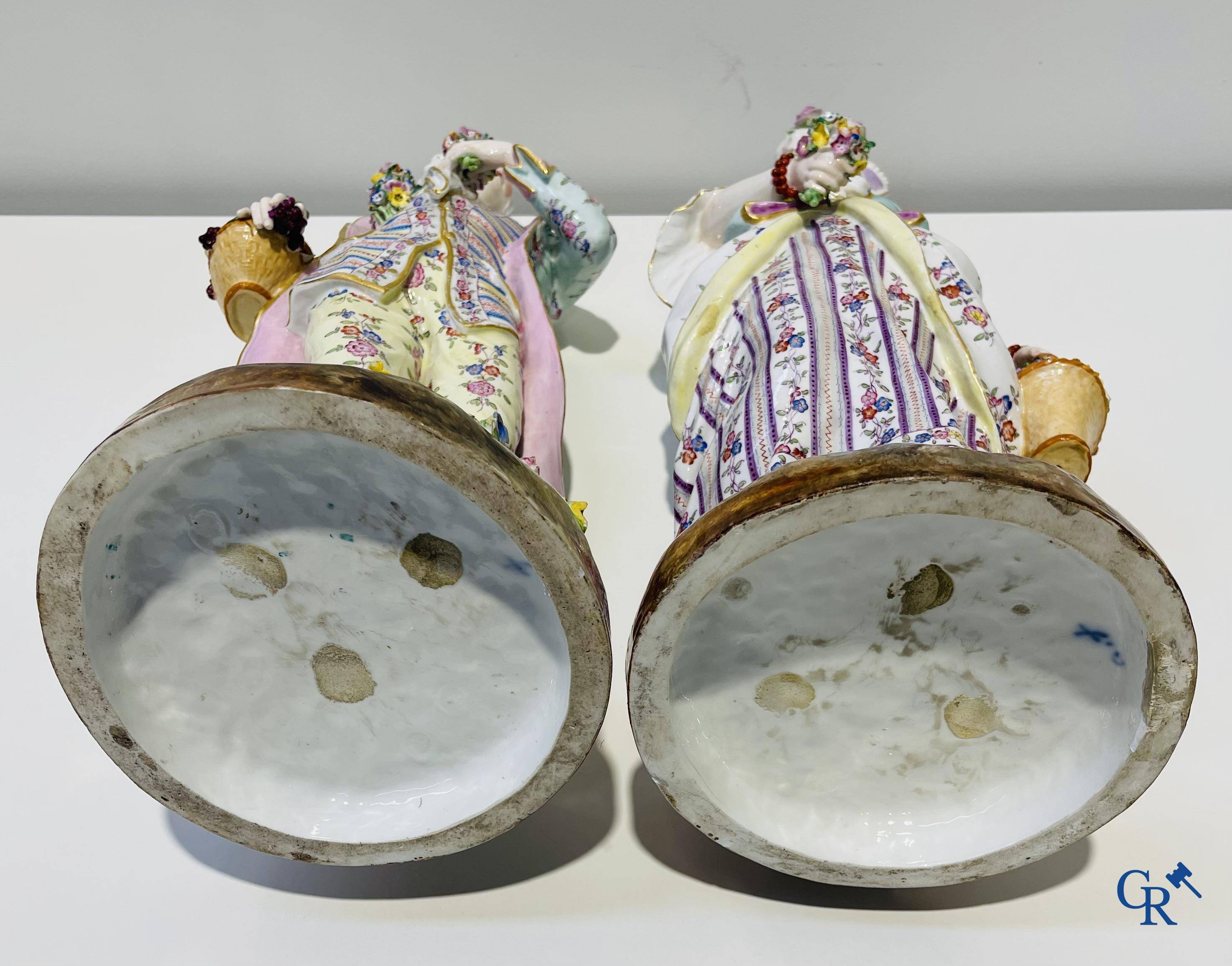 Uitzonderlijk groot paar romantische beelden in meerkleurig gedecoreerd en gedoreerd porselein in de stijl van Meissen.