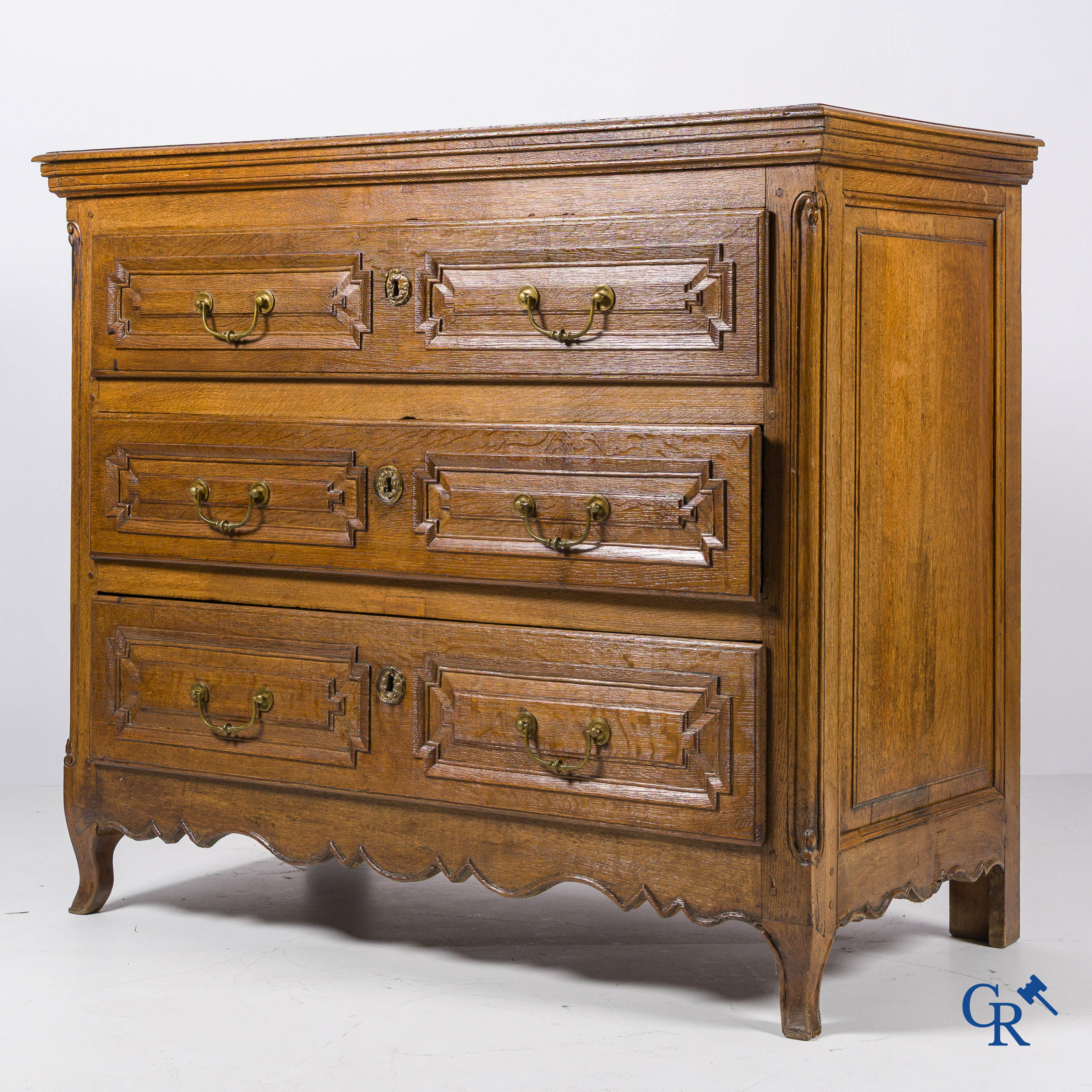 An early 19th century decorative chest of drawers in oak with 3 drawers and a secret in the bottom drawer.