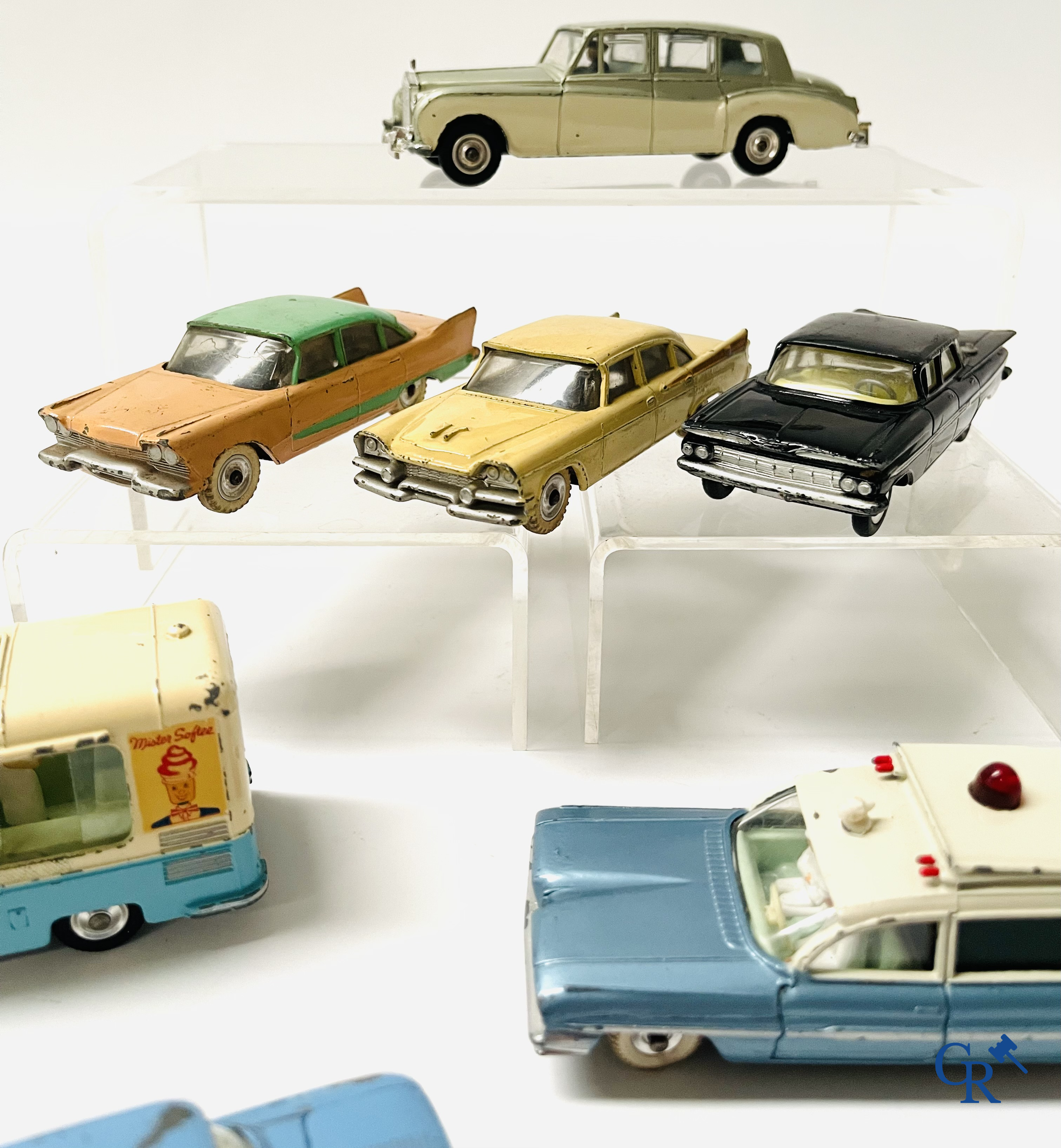 Old toys, a lot with Dinky Toys and Corgi Toys.